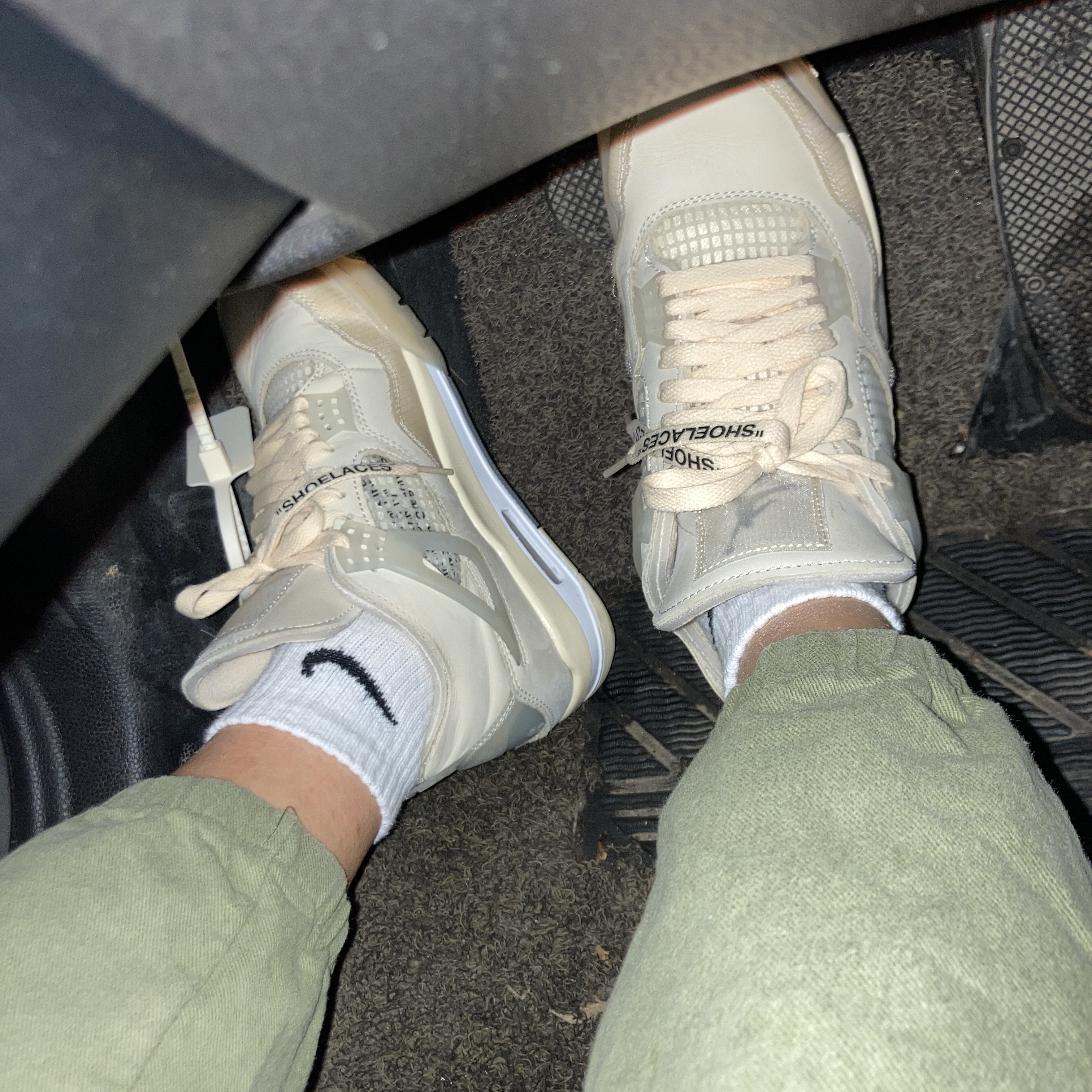 (W) Jordan 4 x Off-White Retro SP Sail 착용 스타일