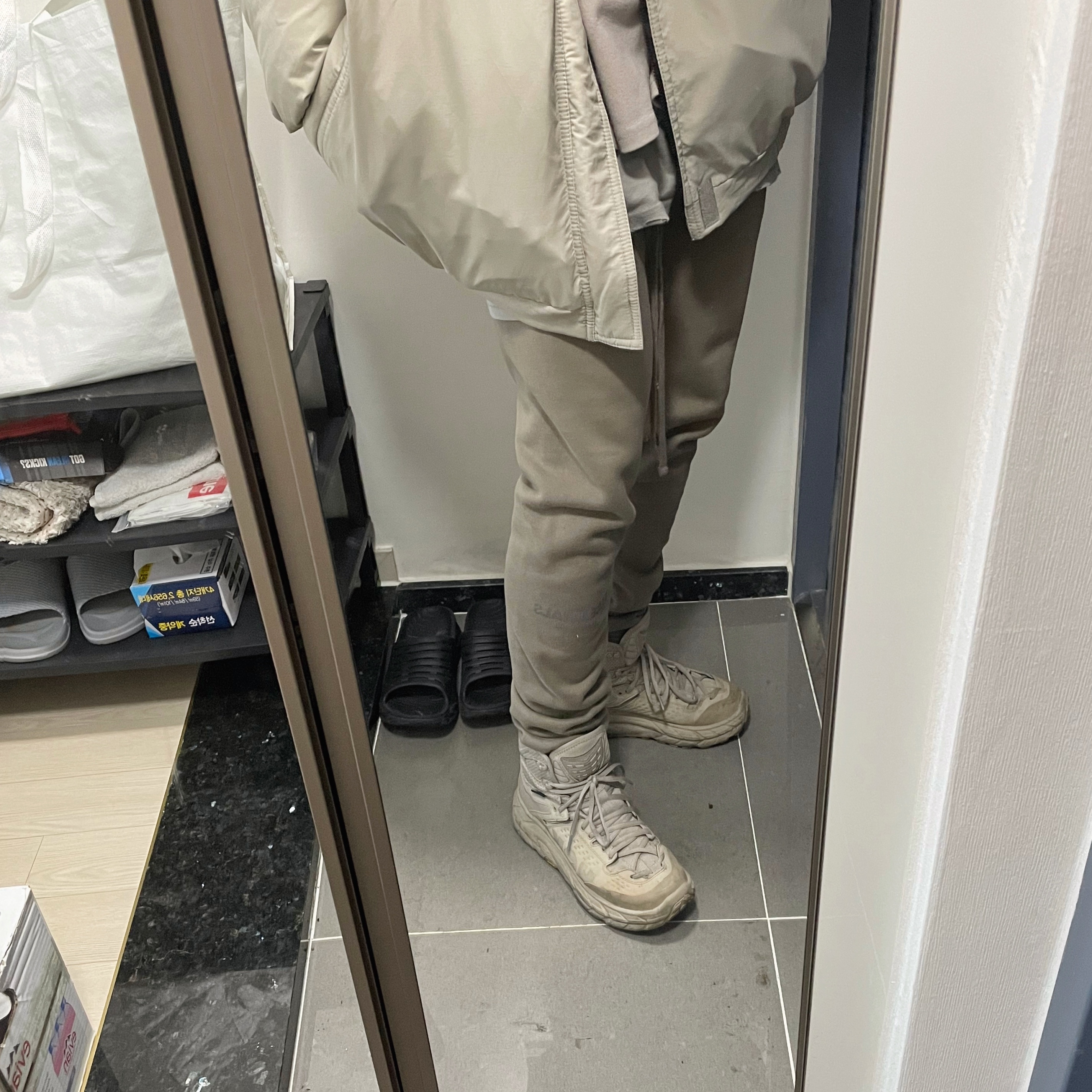Essentials Sweatpants Taupe - 20FW, Essentials Puffer Jacket Moss - 20FW 착용 스타일