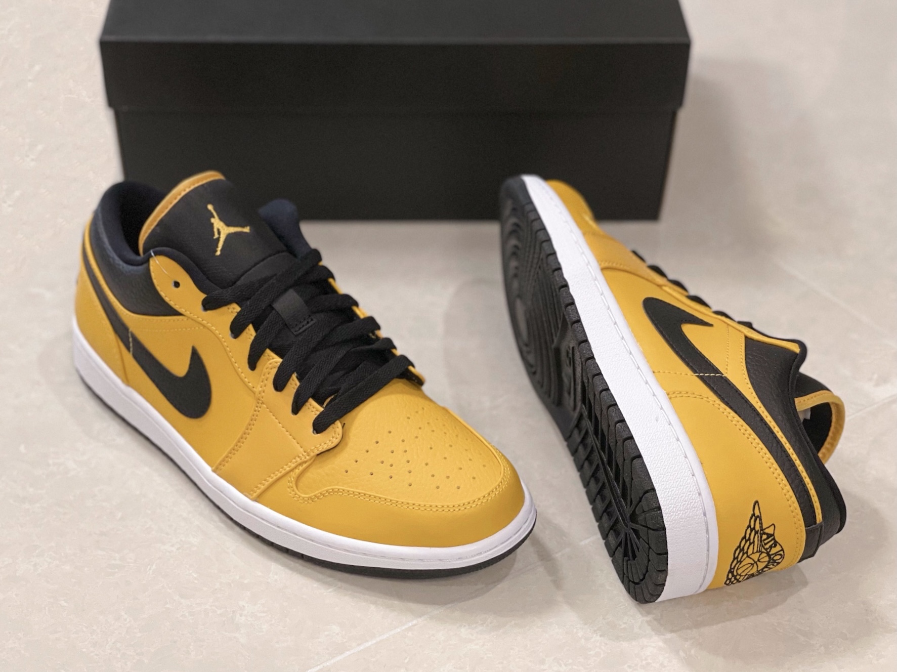 Jordan 1 Low University Gold Black 착용 스타일