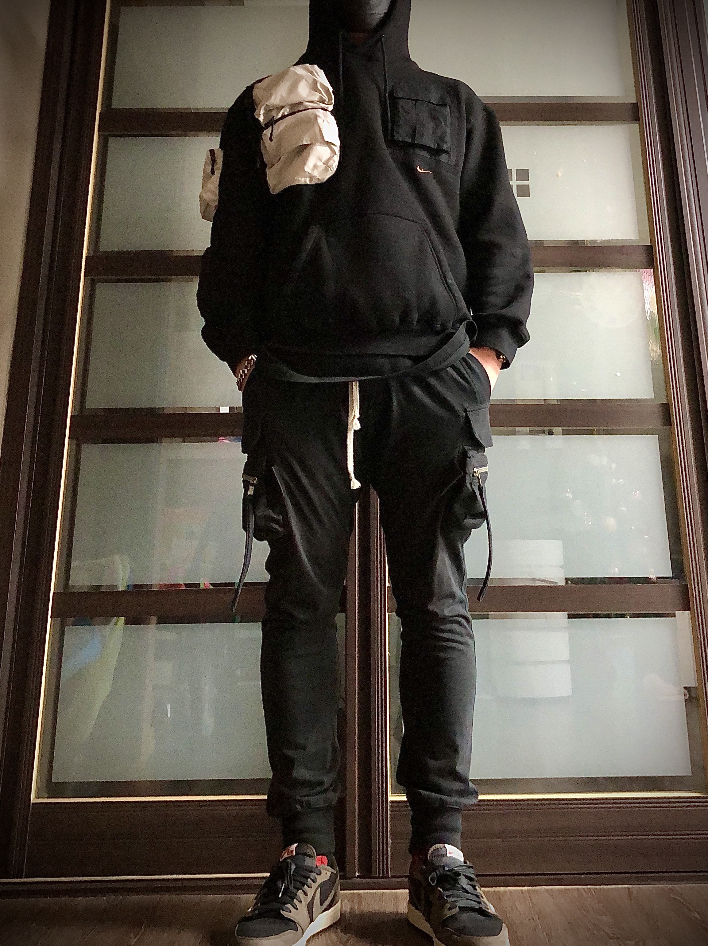 Nike x Travis Scott NRG AG Utility Hoodie Black, Jordan 1 x Travis Scott Retro Low OG SP Mocha 착용 스타일 - 2