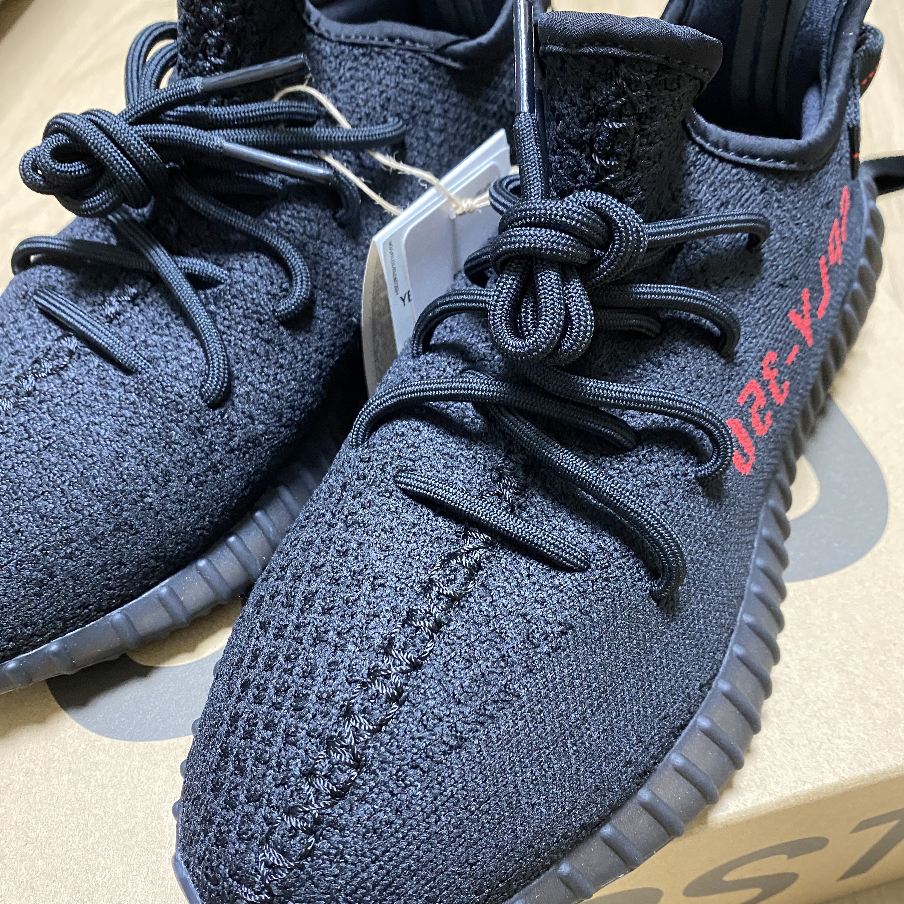 Adidas Yeezy Boost 350 V2 Black Red 2020 착용 스타일