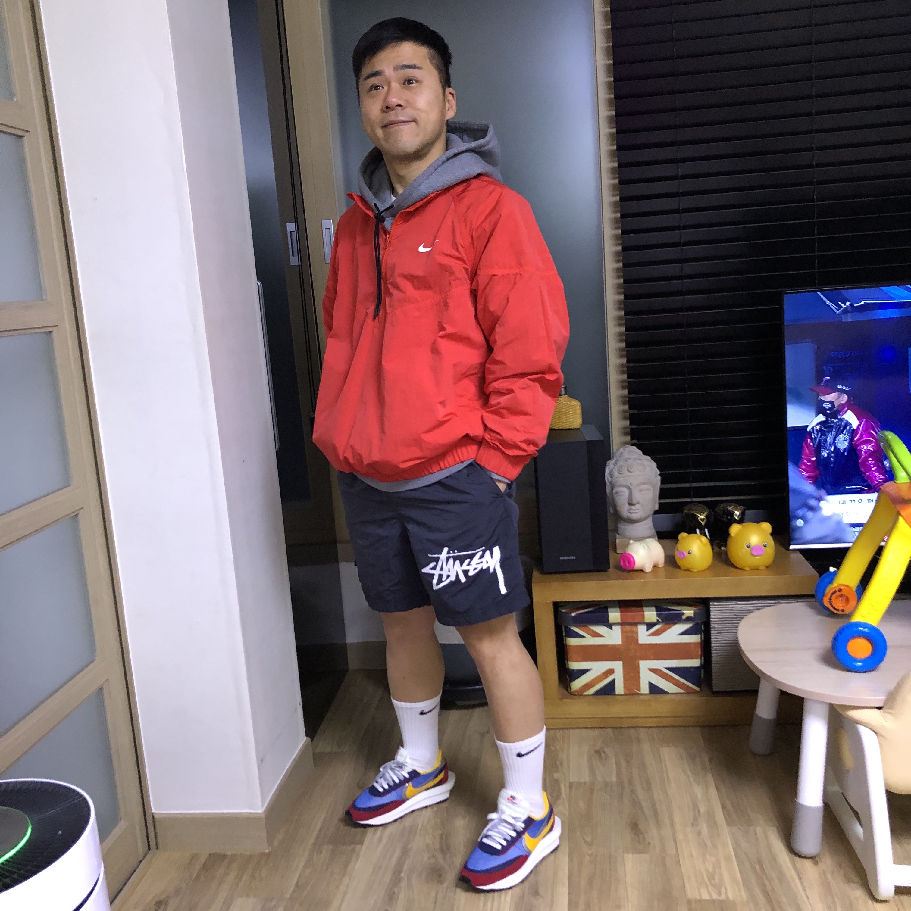 Nike x Sacai LDWaffle Blue Multi, Nike x Stussy Windrunner Jacket Habanero Red 착용 스타일