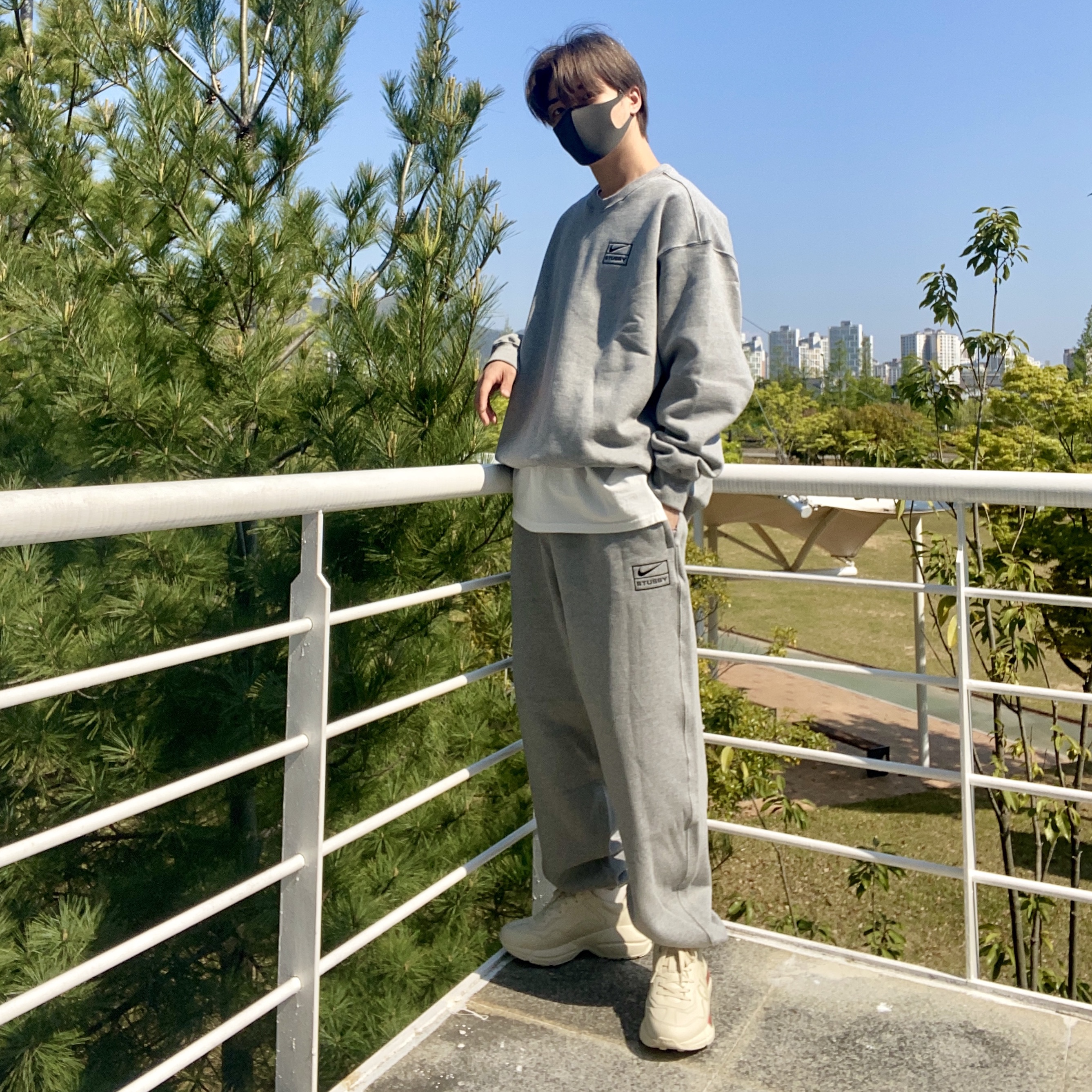 Gucci Rhyton Leather Sneakers Logo, Nike x Stussy NRG BR Crew Fleece Grey 착용 스타일