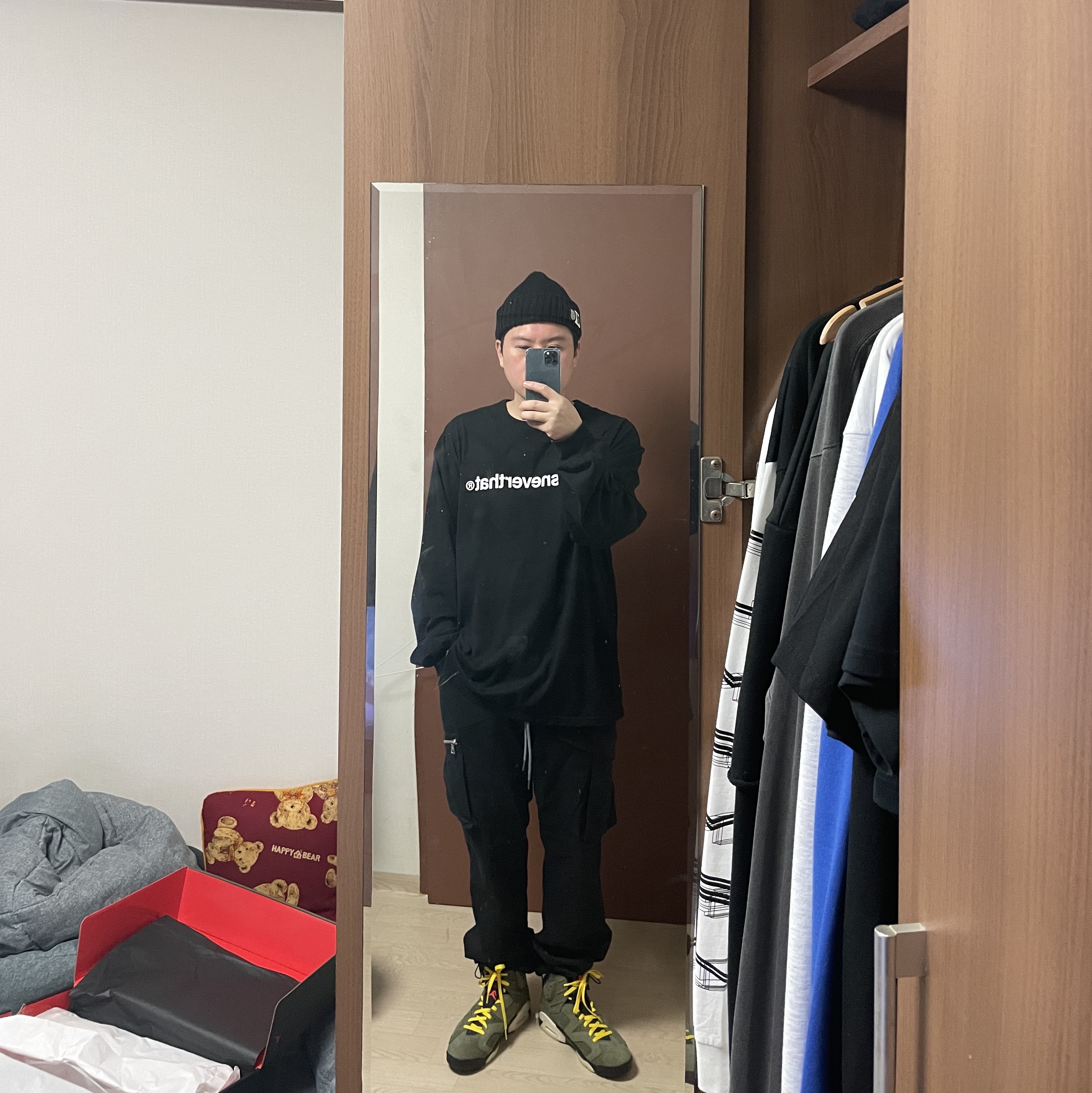 Jordan 6 x Travis Scott Retro Olive 착용 스타일