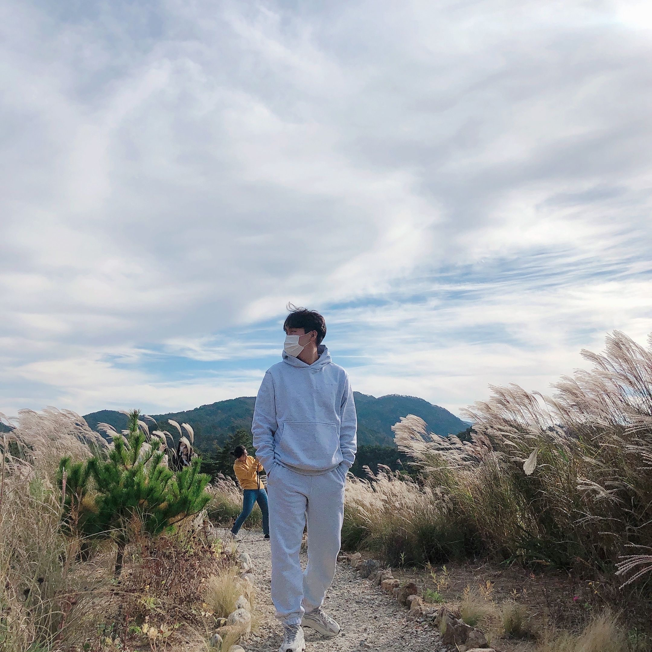 Adidas Yeezy Boost 700 V2 Static 2018 착용 스타일 - 1