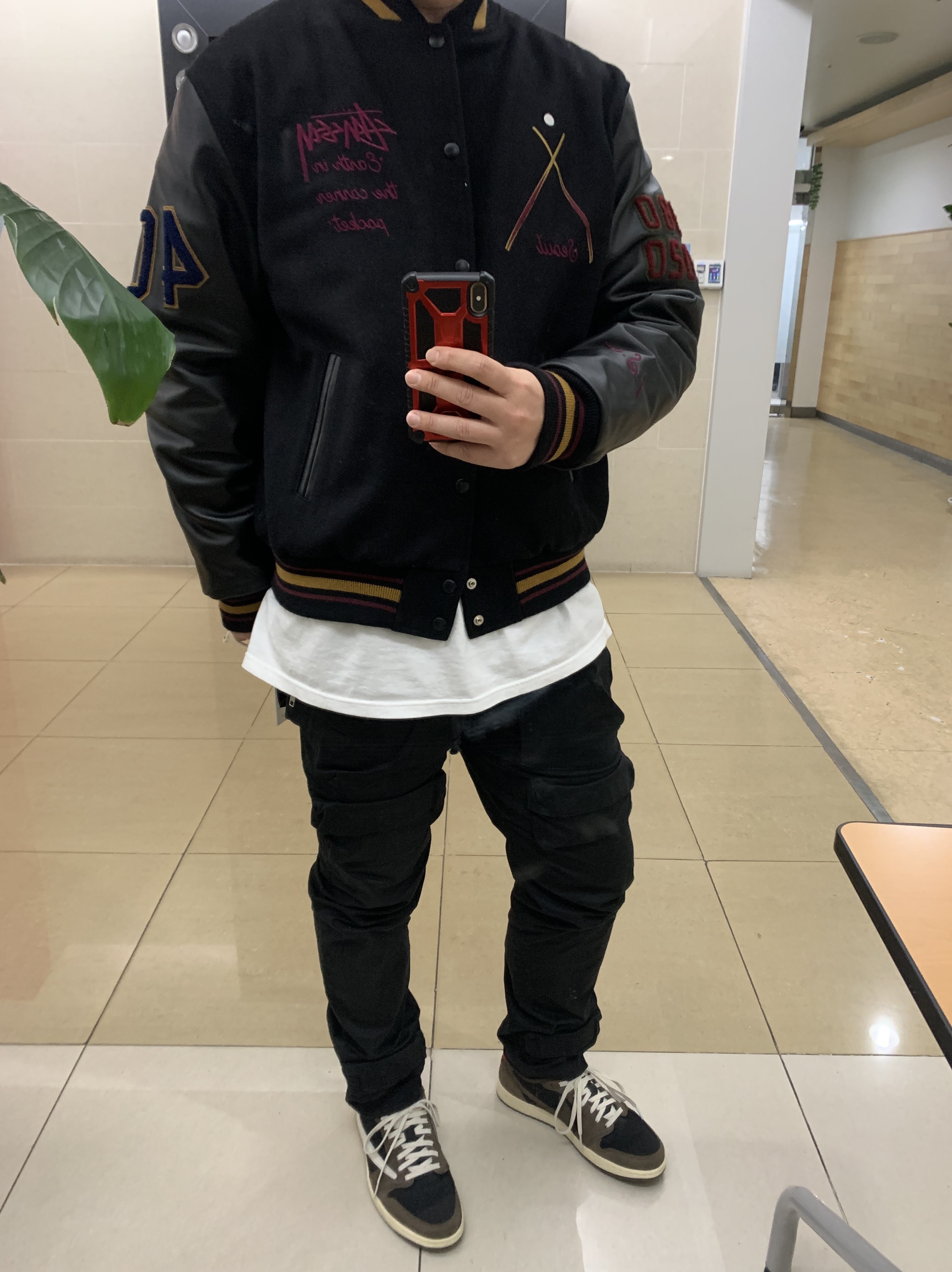Jordan 1 x Travis Scott Retro Low OG SP Mocha, Stussy 40th Anniversary IST Jacket (Ny.LT.La) 착용 스타일
