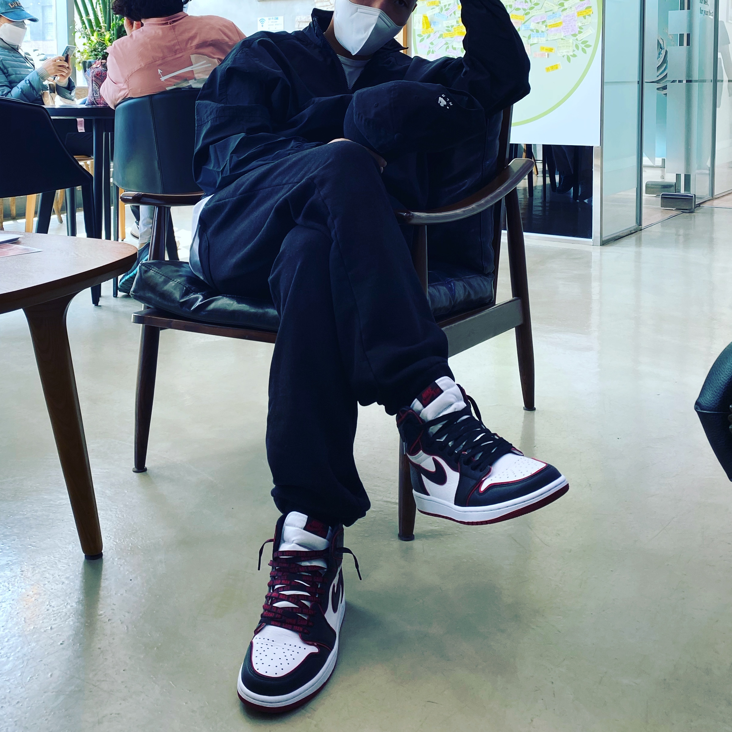 Jordan 1 Retro High OG Bloodline, Nike M NRG Track Jacket Black 착용 스타일