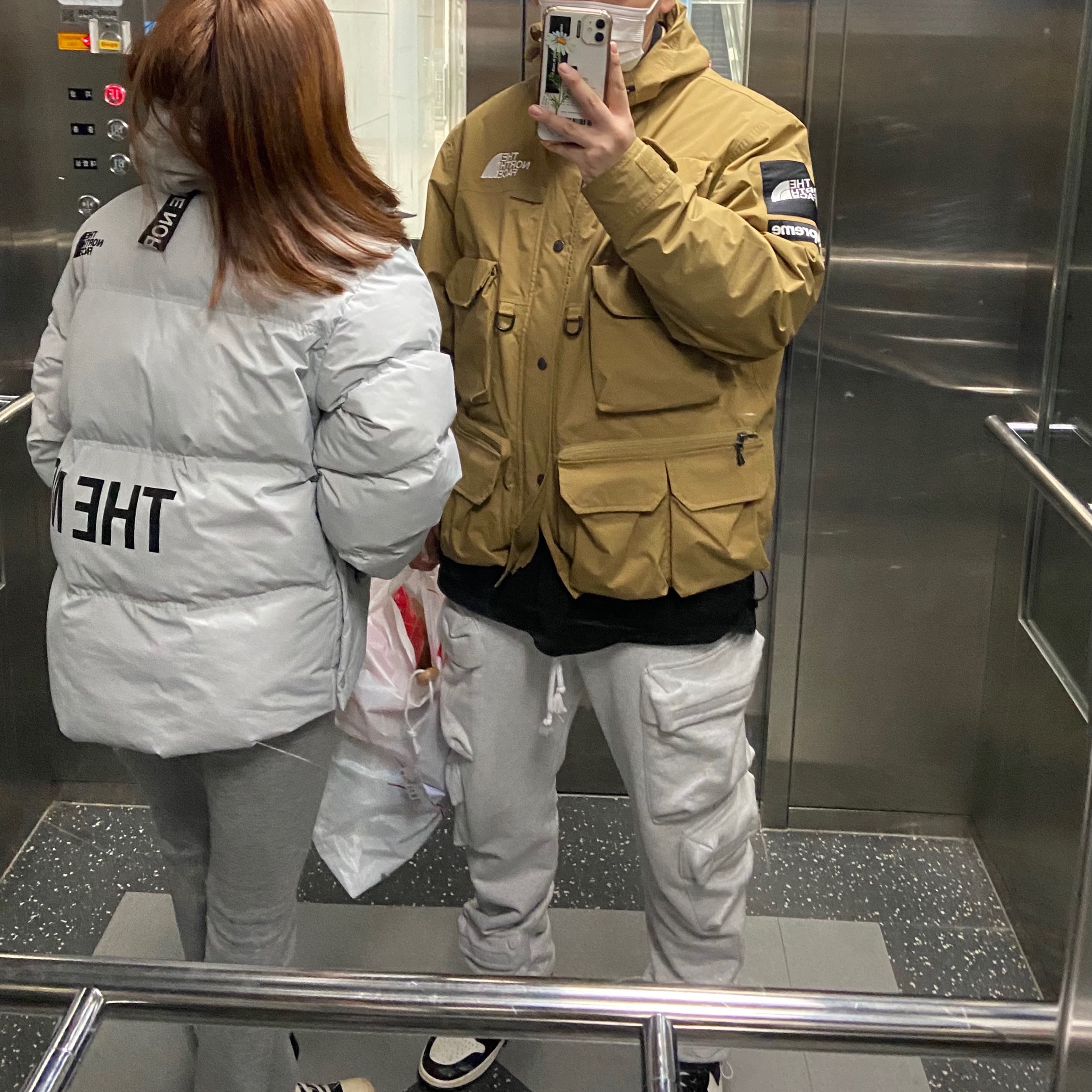 Jordan 1 Retro High OG Black Mocha, Supreme x The North Face Cargo Jacket Gold - 20SS 착용 스타일