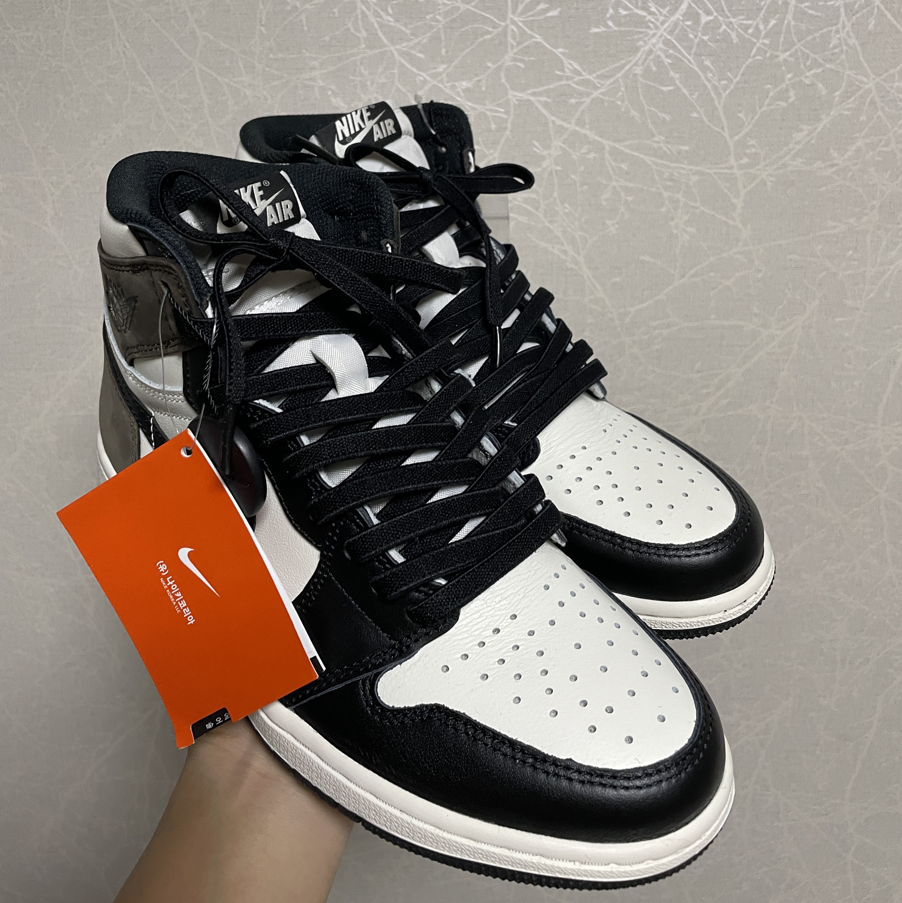 Jordan 1 Retro High OG Black Mocha 착용 스타일