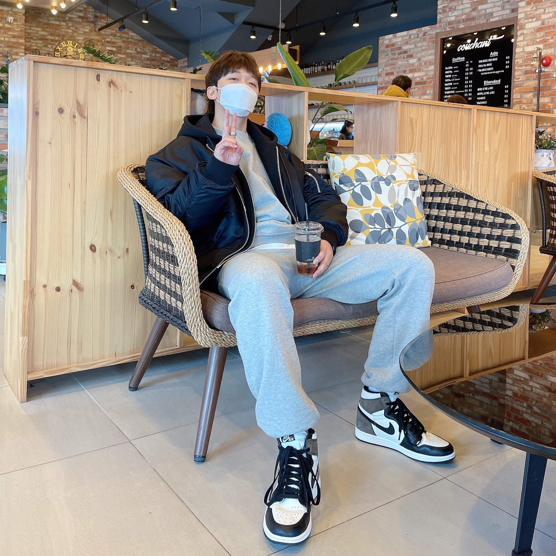 Jordan 1 Retro High OG Black Mocha 착용 스타일