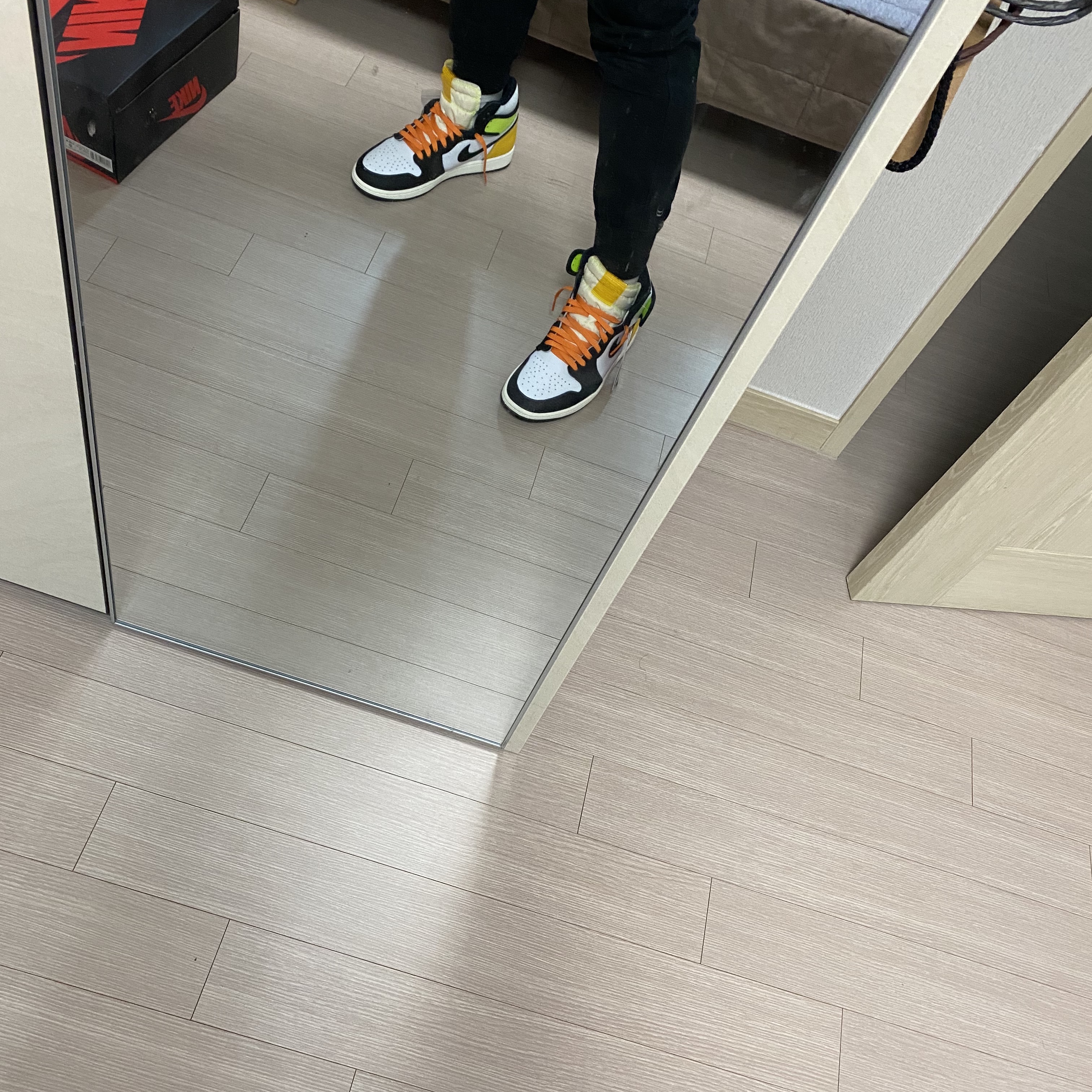 Jordan 1 Retro High OG Volt Gold 착용 스타일 - 4