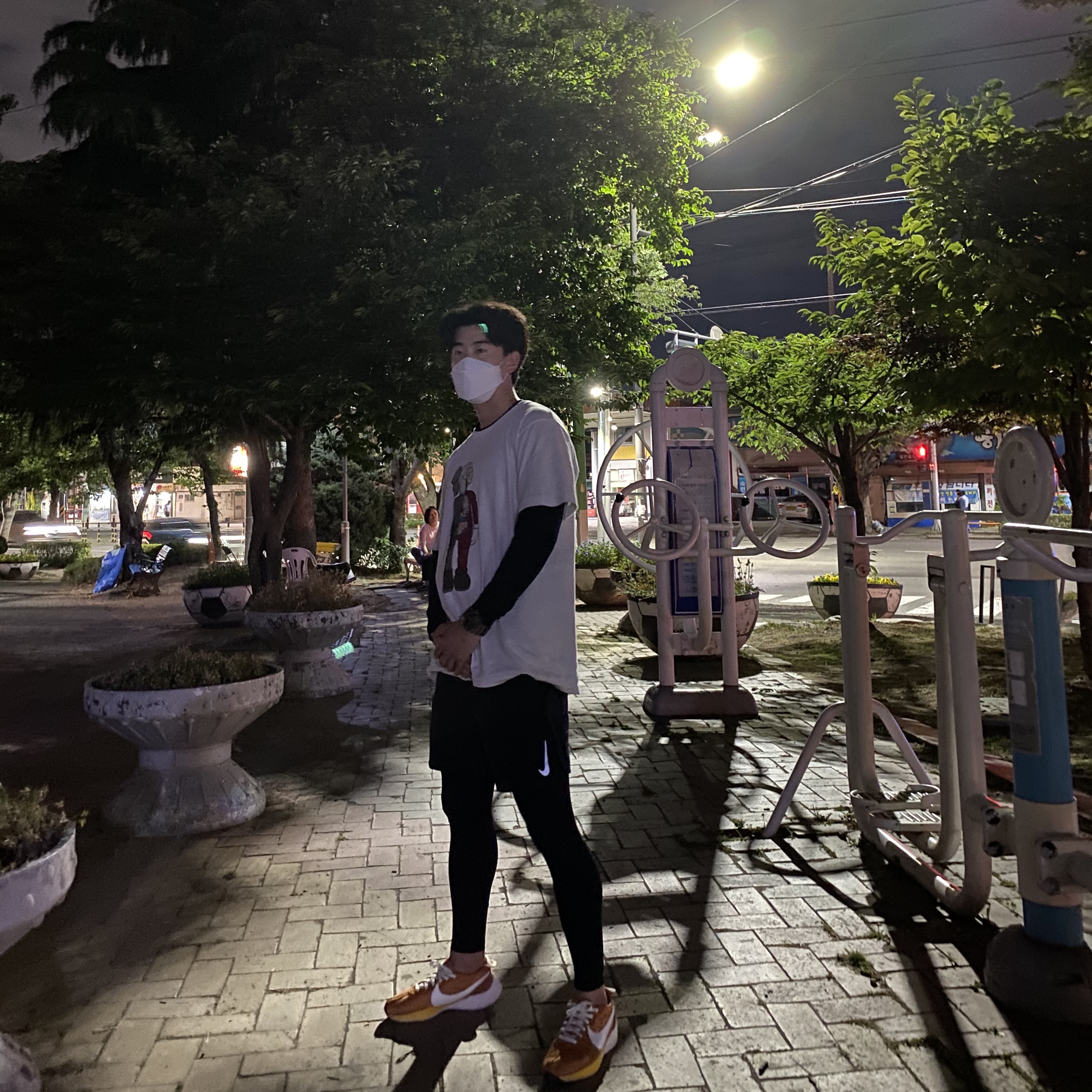 Nike Moon Racer Monarch 착용 스타일