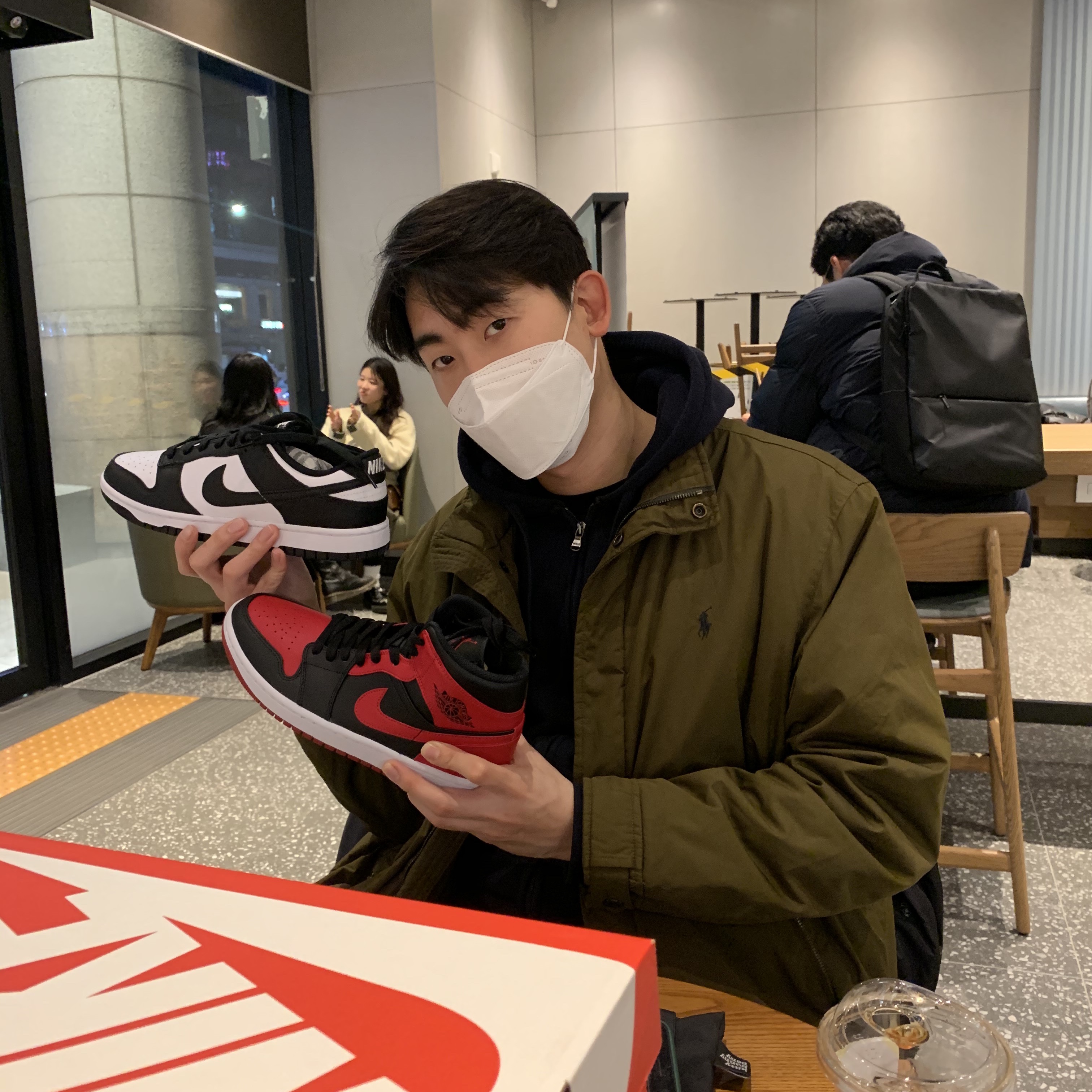 Jordan 1 Mid Bred Banned 2020, Nike Dunk Low Retro Black 착용 스타일 - 1