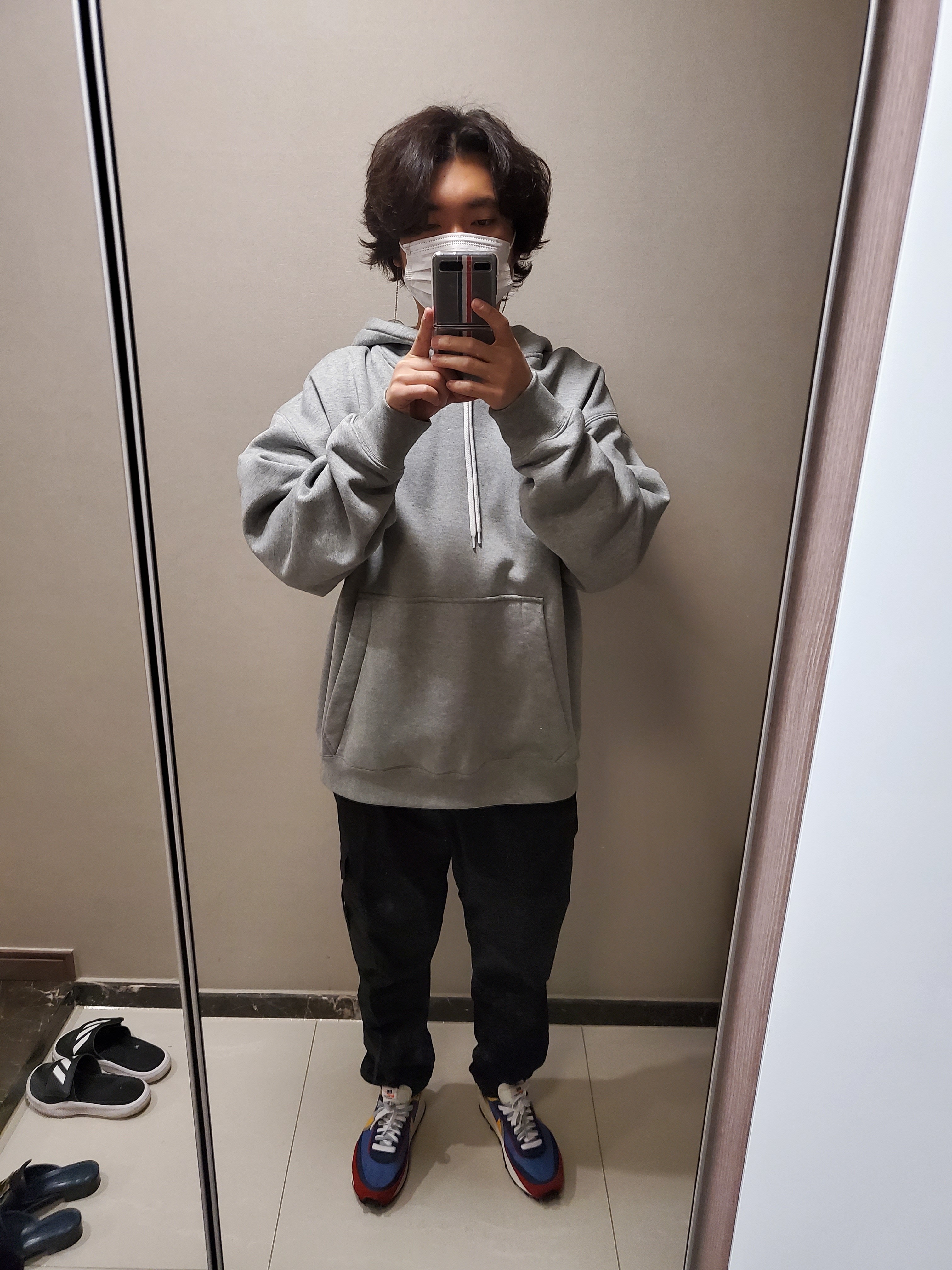 Nike x Sacai LDWaffle Blue Multi, Nike M NRG Hoodie Dark Grey Heather 착용 스타일