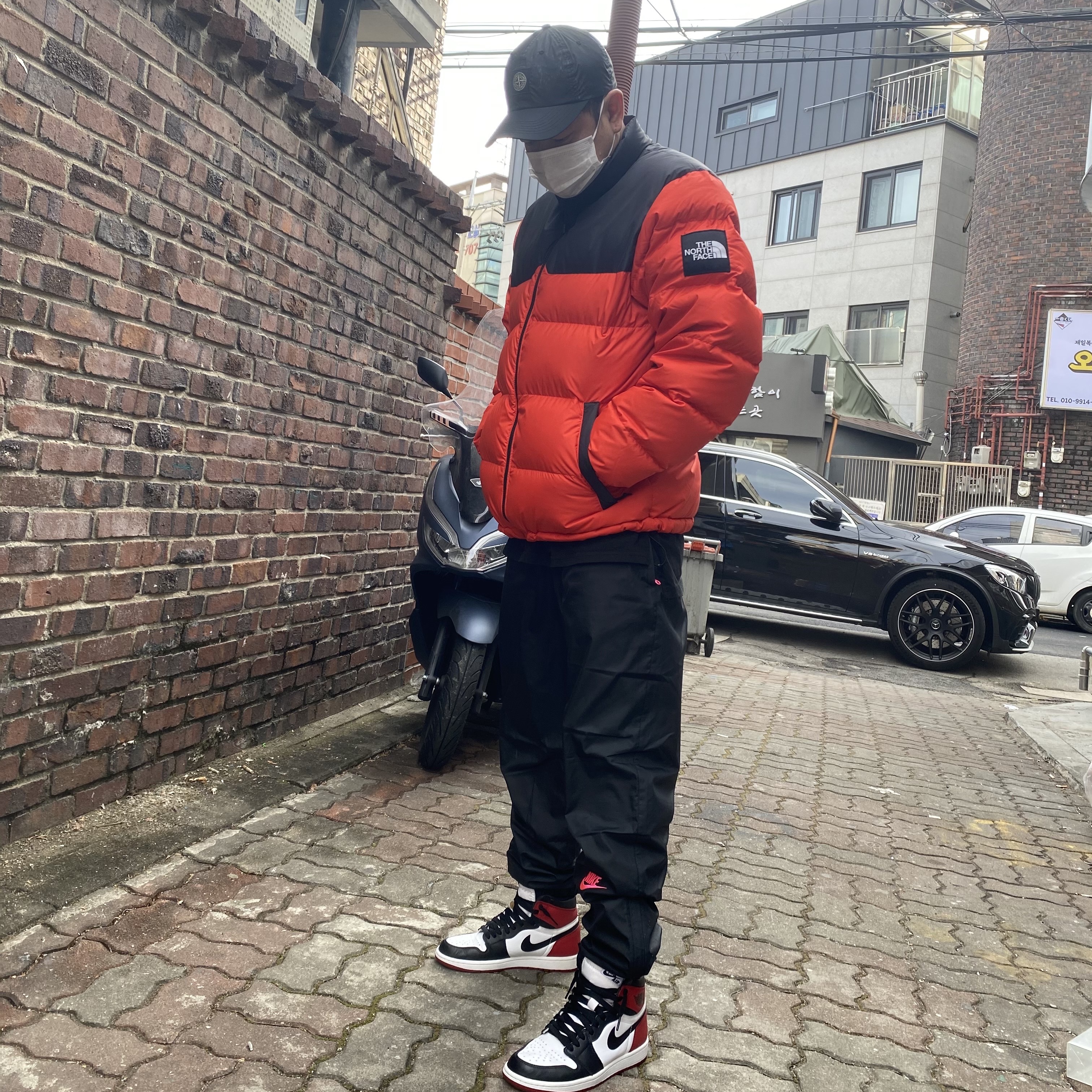 Jordan 1 Retro High OG Black Toe 2016, Supreme x Stone Island Painted Camo Nylon 6-Panel Black - 20FW 착용 스타일