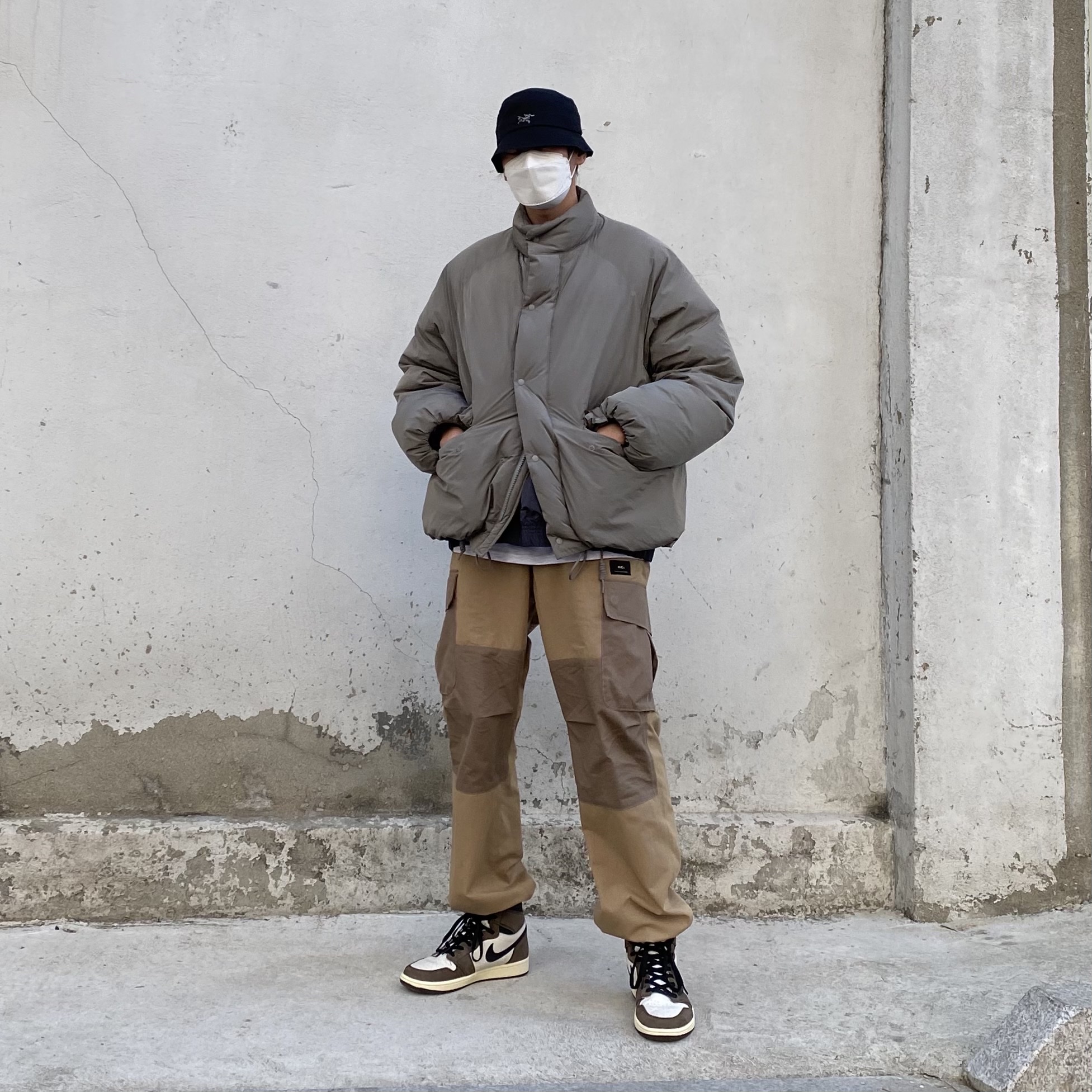 Jordan 1 x Travis Scott Retro High OG SP Mocha, Palace x Arc'teryx Sinsolo Hat Black - 20FW 착용 스타일 - 1