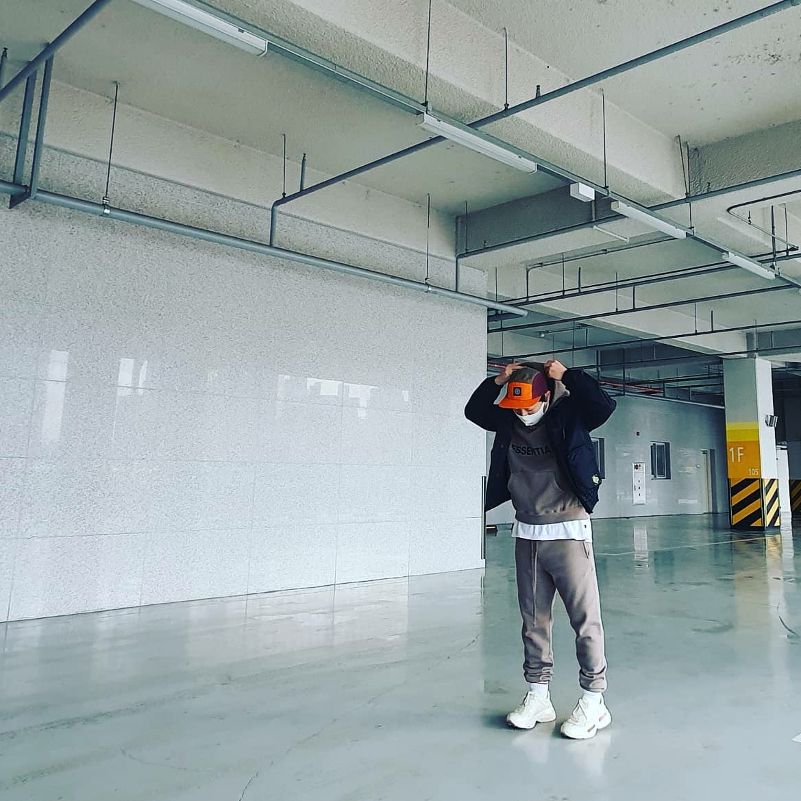 Essentials 3D Silicon Applique Pullover Hoodie Taupe - 20FW, Essentials Sweatpants Taupe - 20FW 착용 스타일 - 2