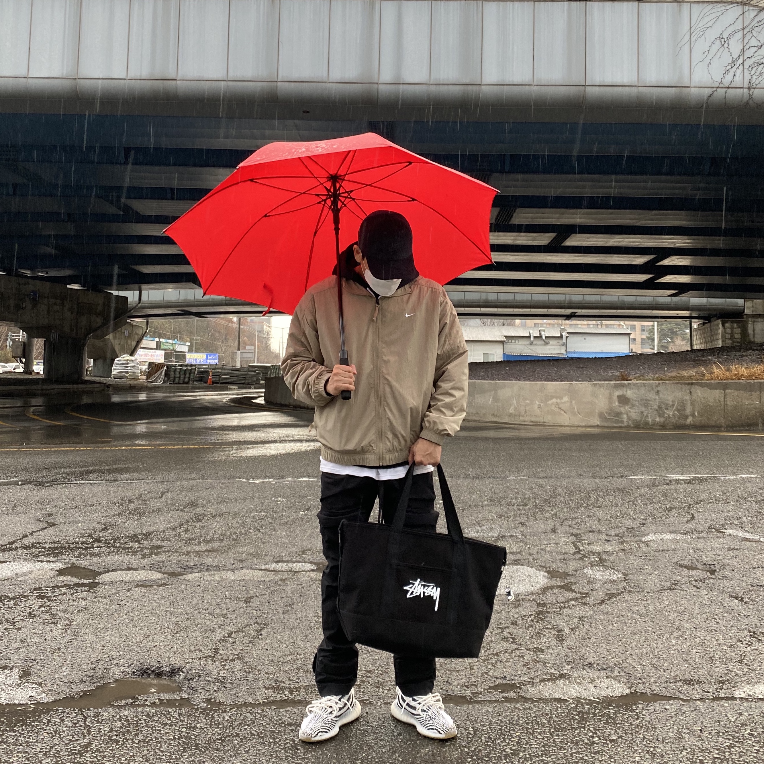 Nike x Stussy Tote Bag, Adidas Yeezy Boost 350 V2 Zebra 2017/2019/2020 착용 스타일
