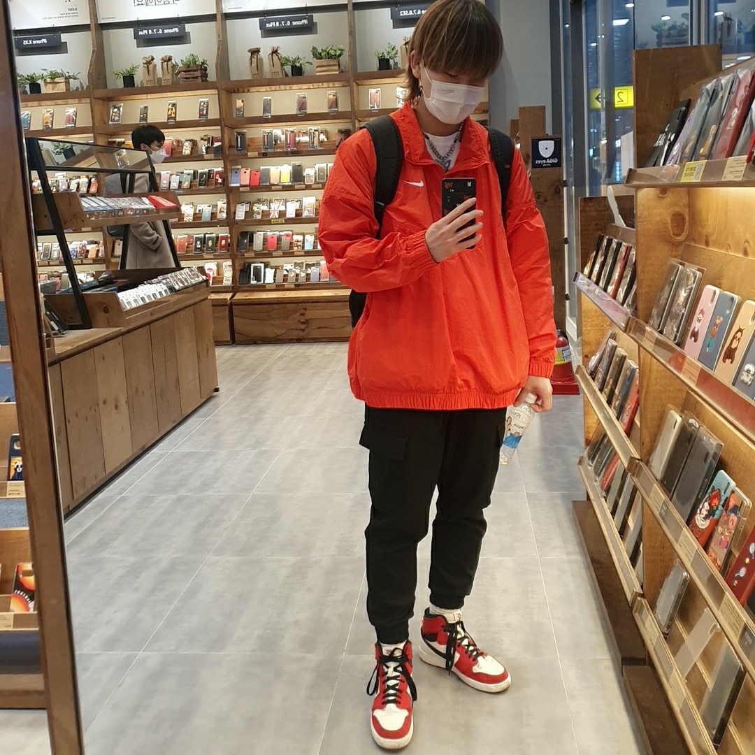 Jordan 1 KO High OG Chicago, Nike x Stussy Windrunner Jacket Habanero Red 착용 스타일