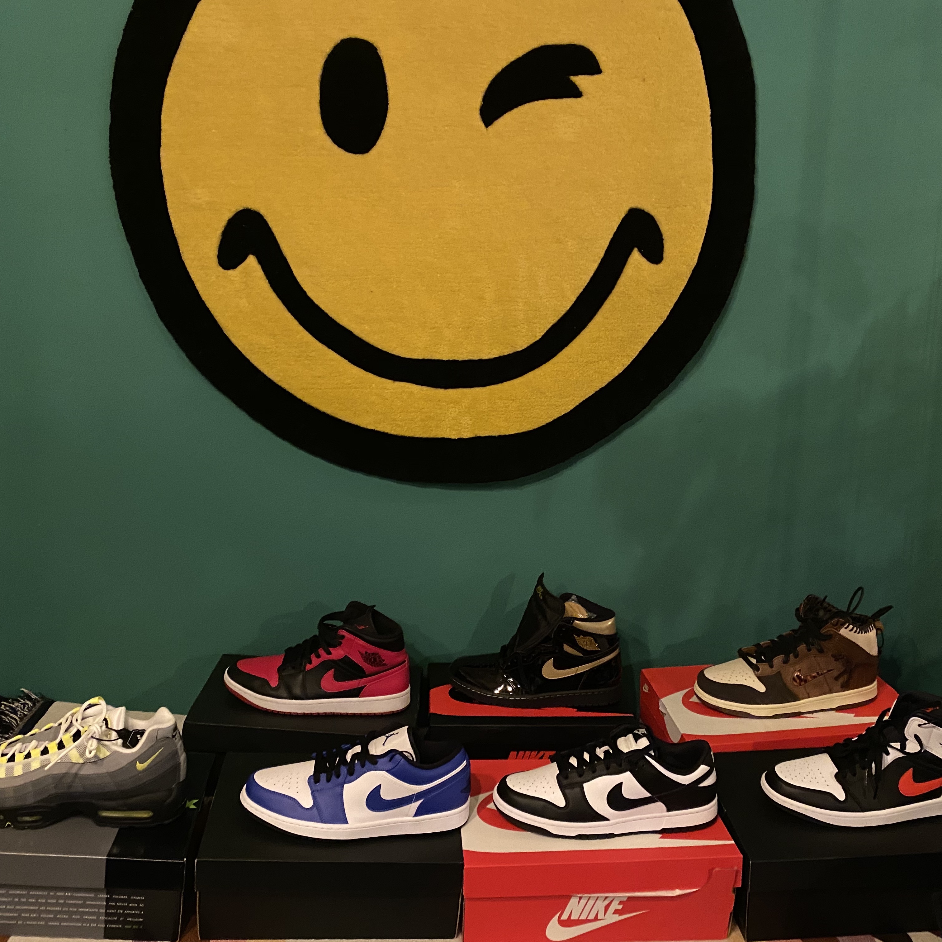 Jordan 1 Mid Black Chile Red, Nike Dunk Low Retro Black 착용 스타일