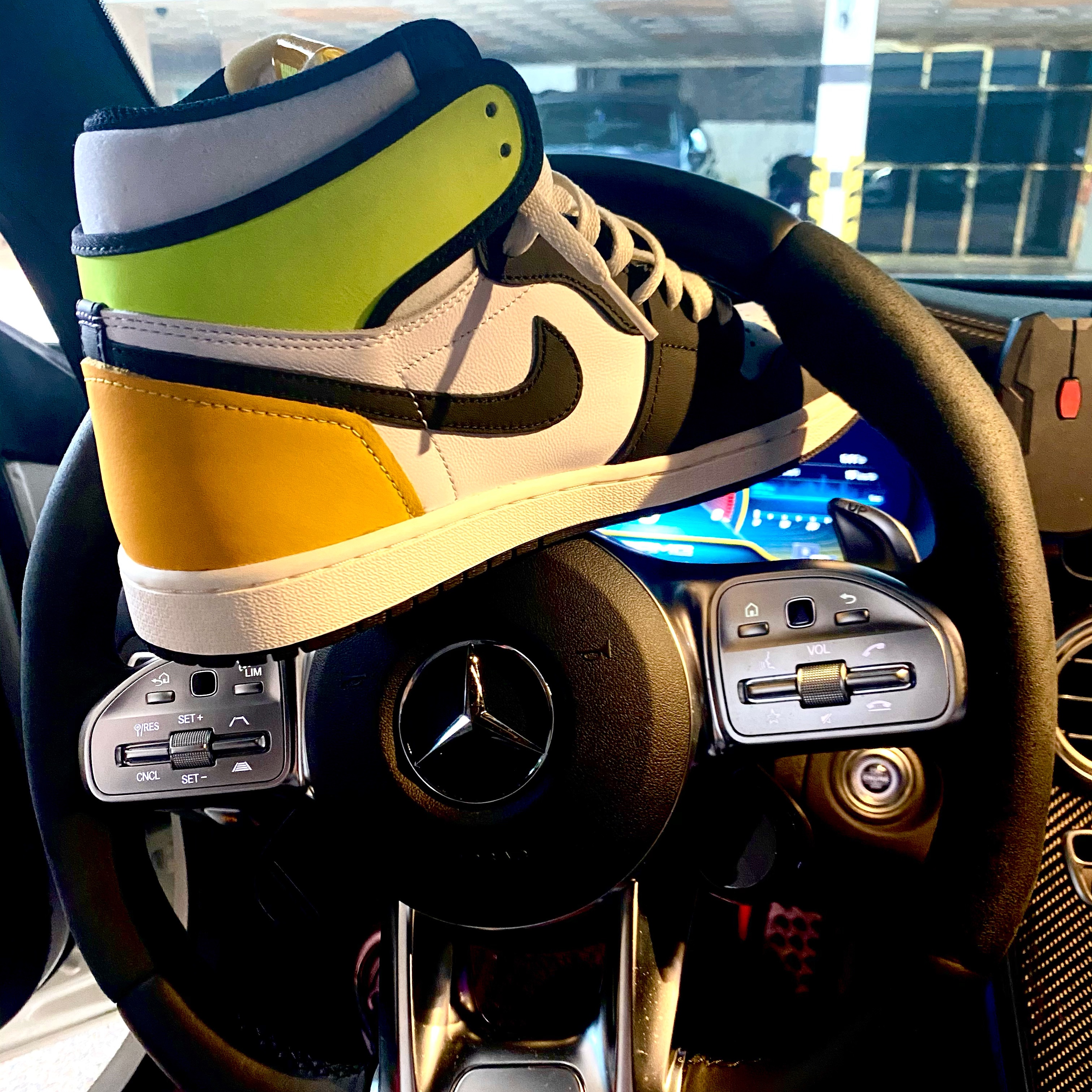 Jordan 1 Retro High OG Volt Gold 착용 스타일