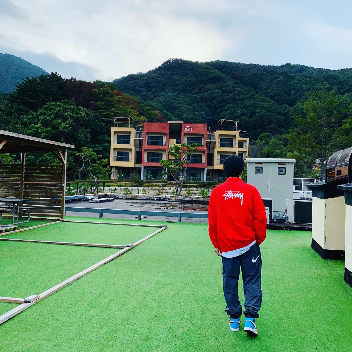 Nike x Stussy Windrunner Jacket Habanero Red, Nike x Stussy Beach Pants Off Noir 착용 스타일 - 1