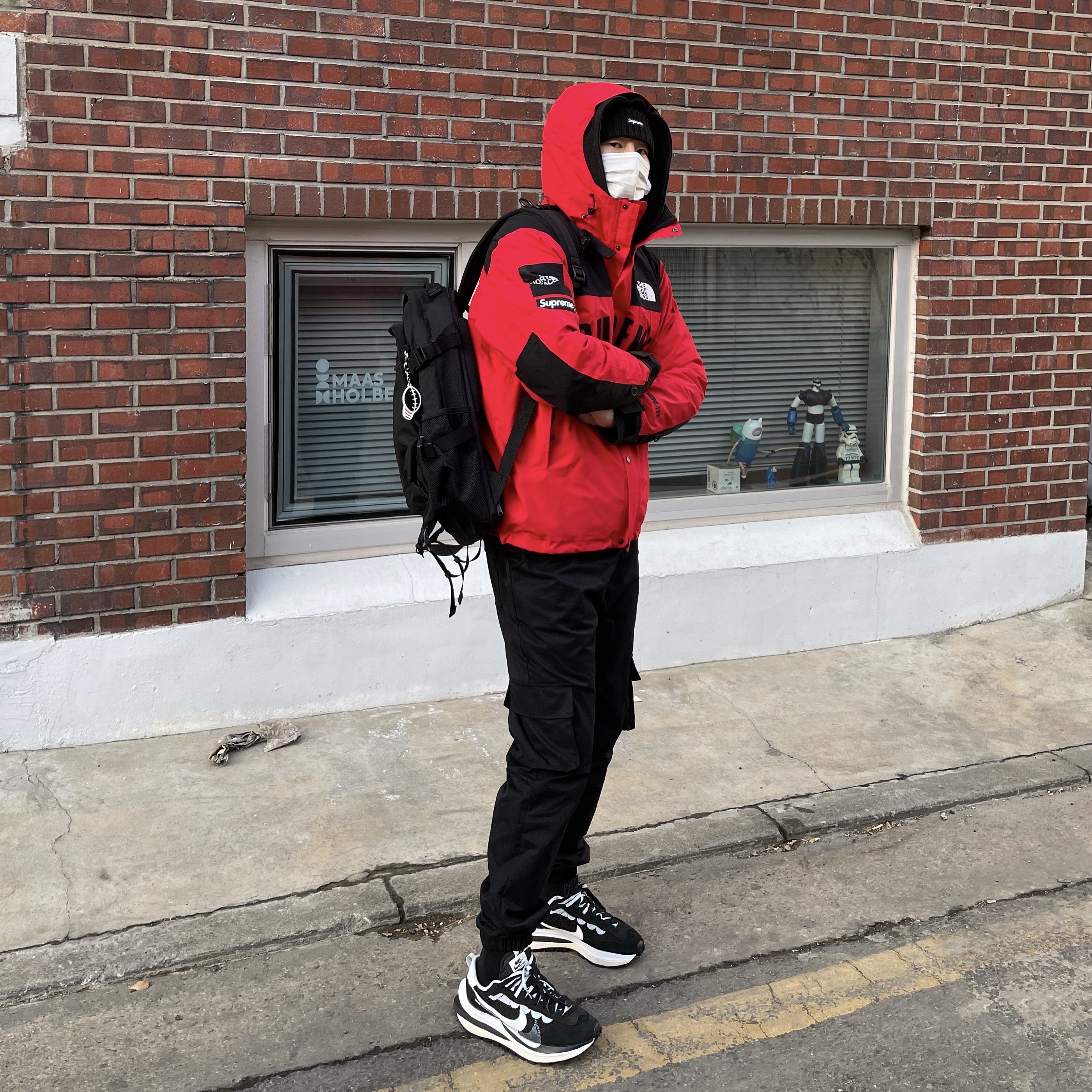 Nike x Sacai VaporWaffle Black White, Supreme x The North Face Arc Logo Mountain Parka Red - 19SS 착용 스타일