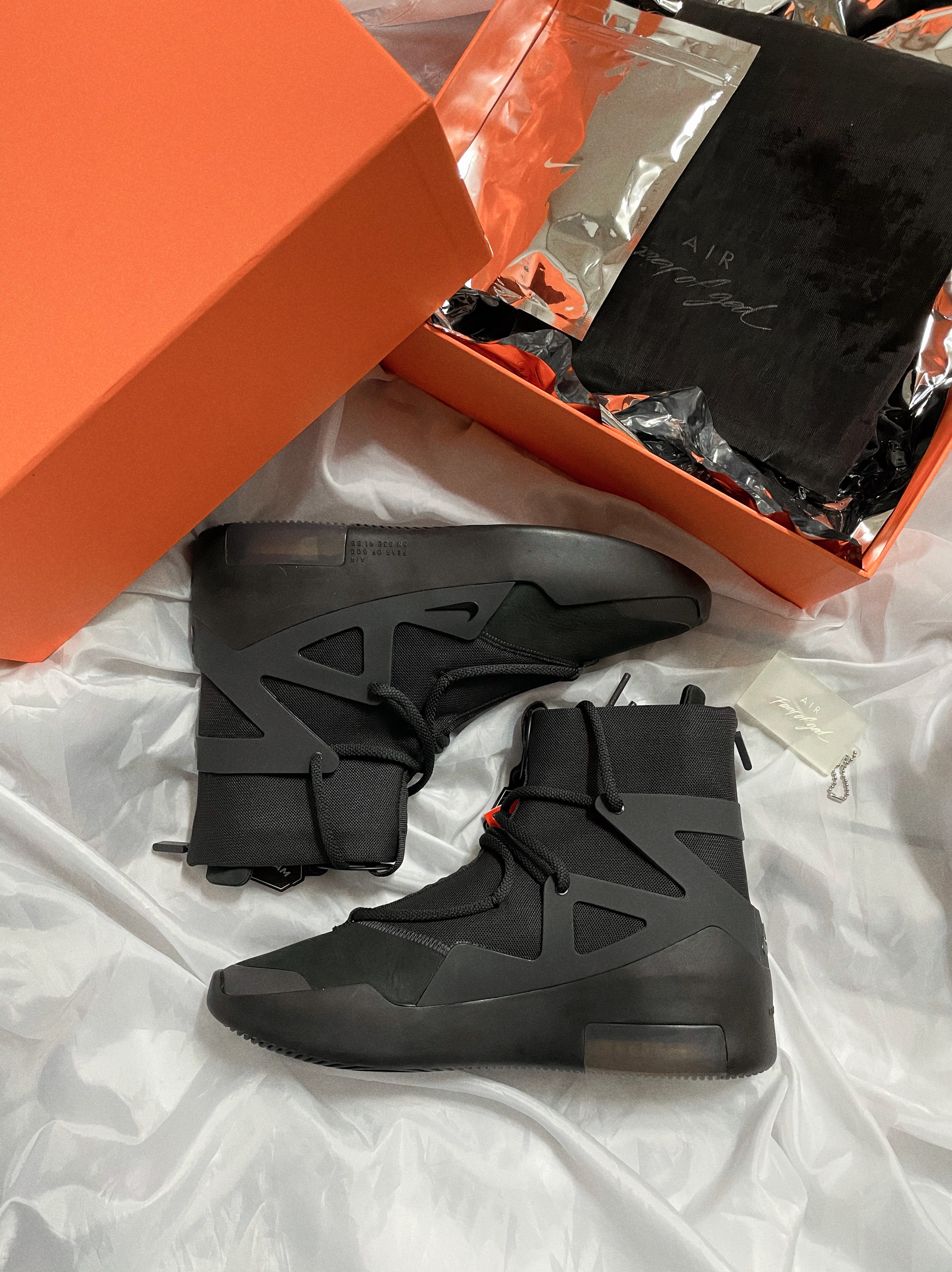 Nike x Fear of God Air Fear of God 1 Triple Black 착용 스타일 - 1