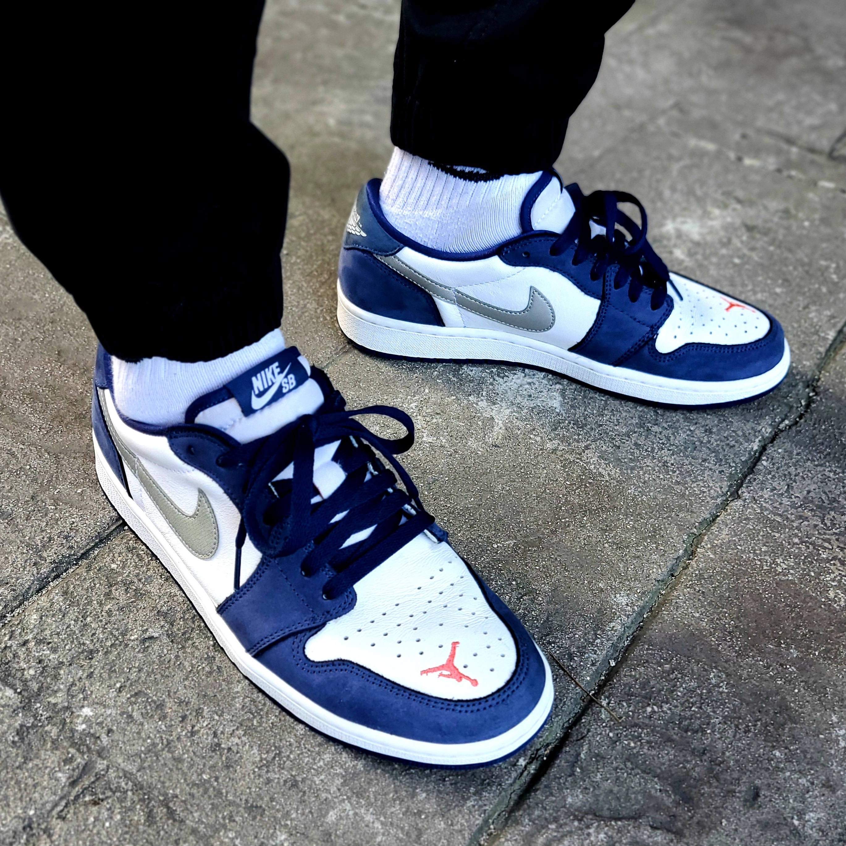 Jordan 1 Low SB Koston Midnight Navy 착용 스타일 - 2