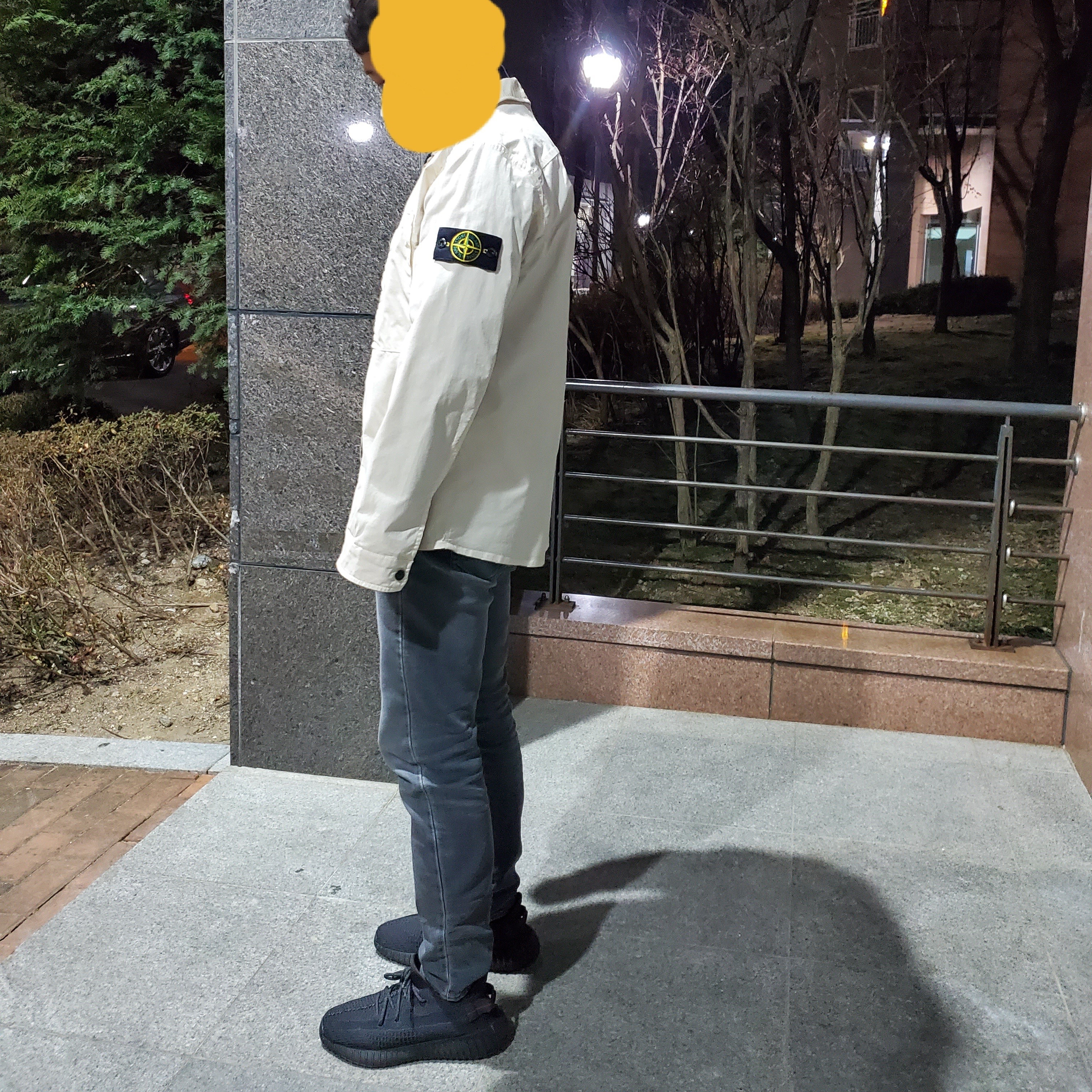 Adidas Yeezy Boost 350 V2 Black - Non-Reflective 착용 스타일