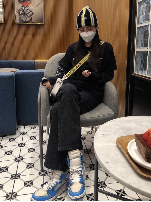 Jordan 1 x Off-White Retro High University Blue 착용 스타일