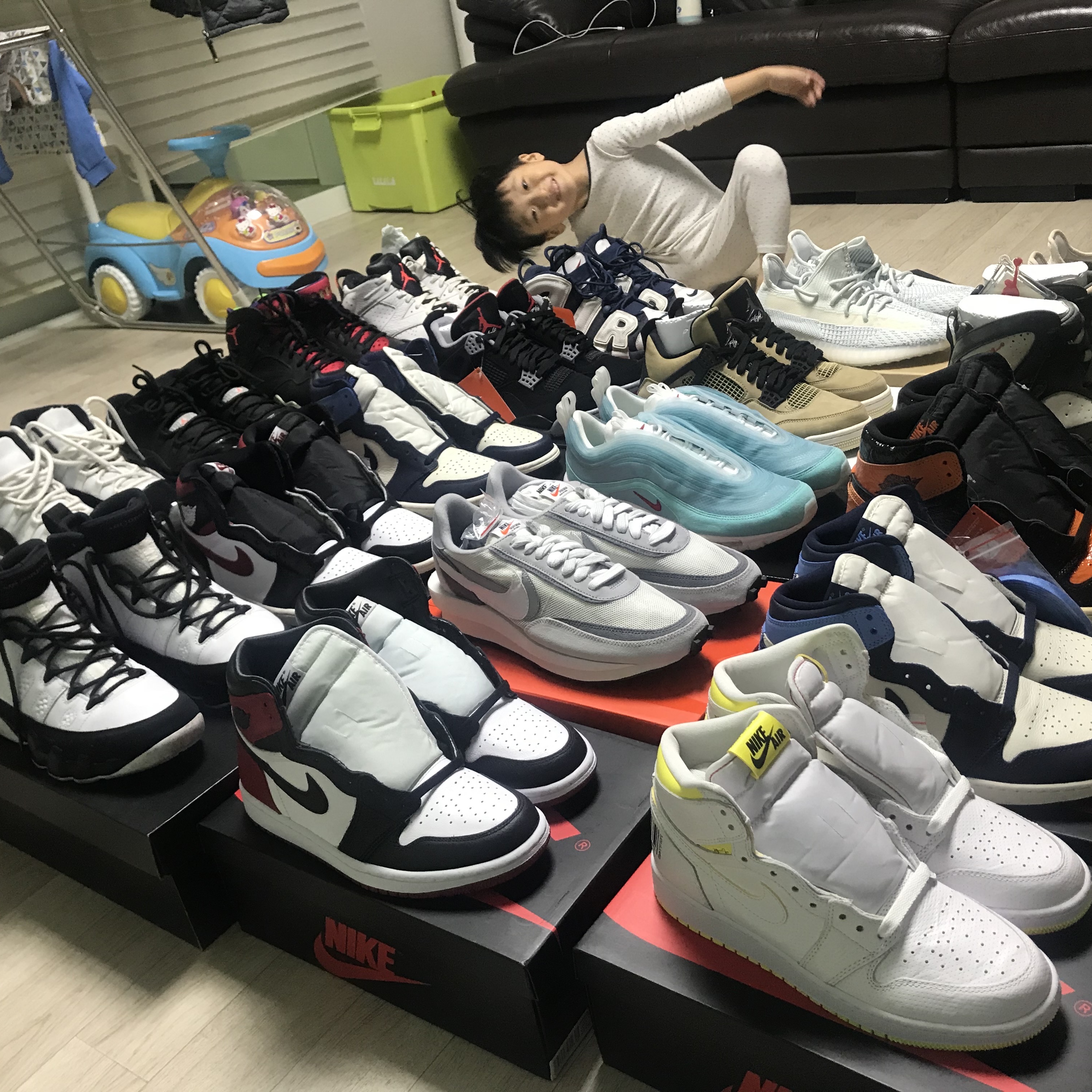 (W) Jordan 1 Retro High Satin Black Toe, Nike x Sacai LDWaffle Summit White 착용 스타일