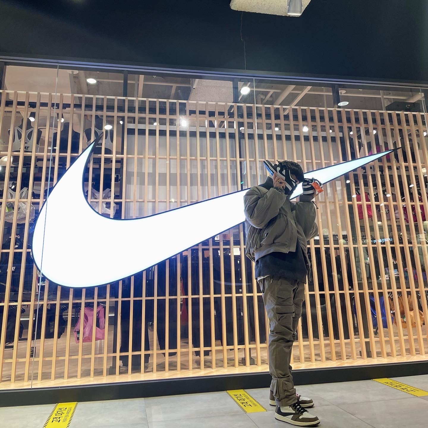 Nike Dunk Low Retro Black, Jordan 1 x Travis Scott Retro High OG SP Mocha 착용 스타일