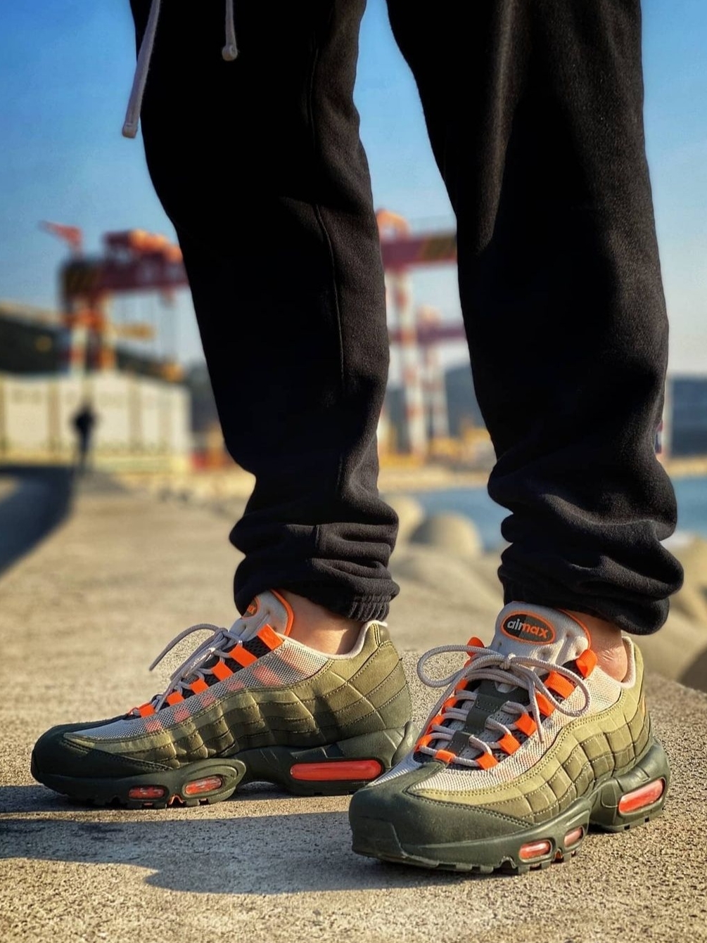 Nike Air Max 95 OG Neutral Olive Total Orange 착용 스타일 - 2