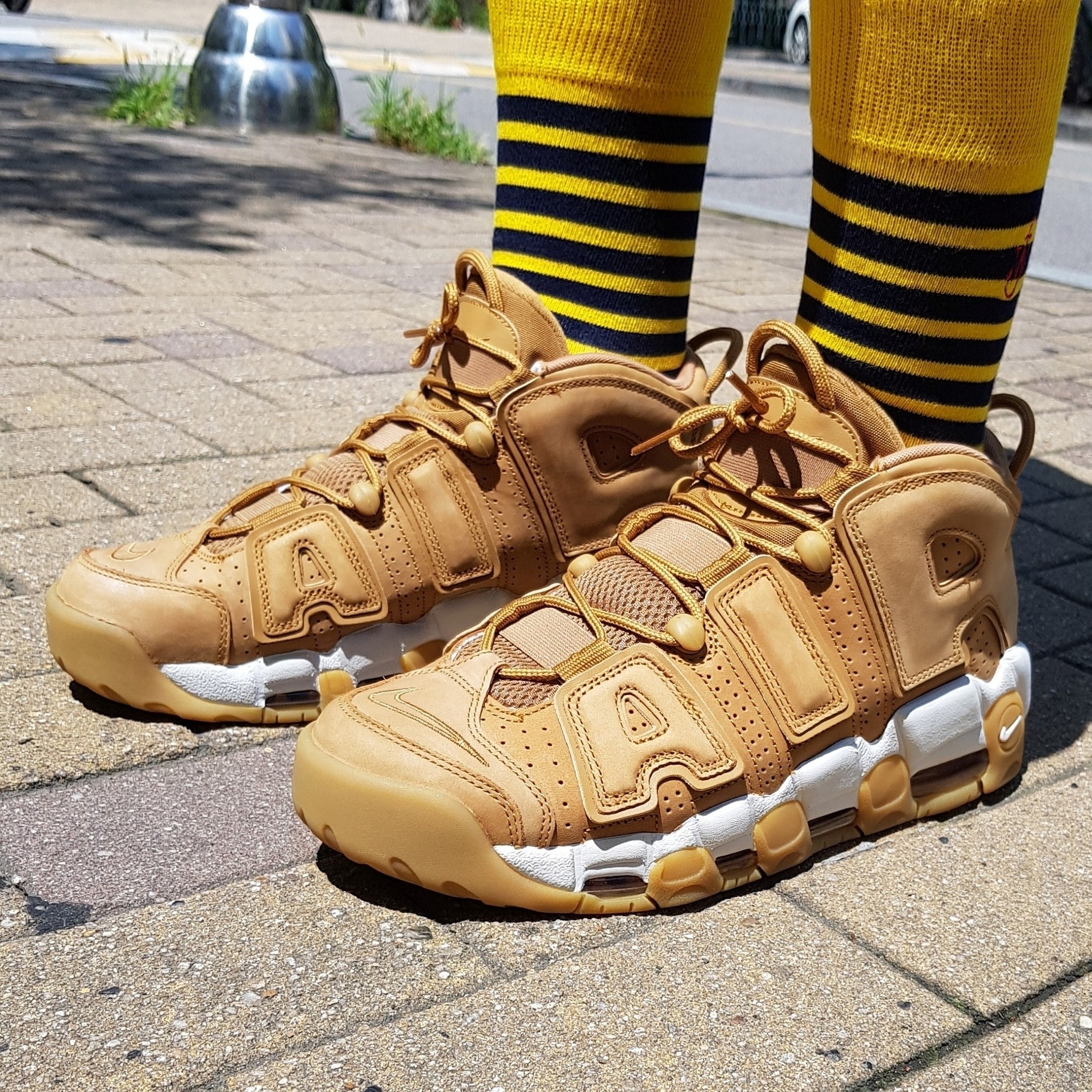 Nike Air More Uptempo Flax 착용 스타일