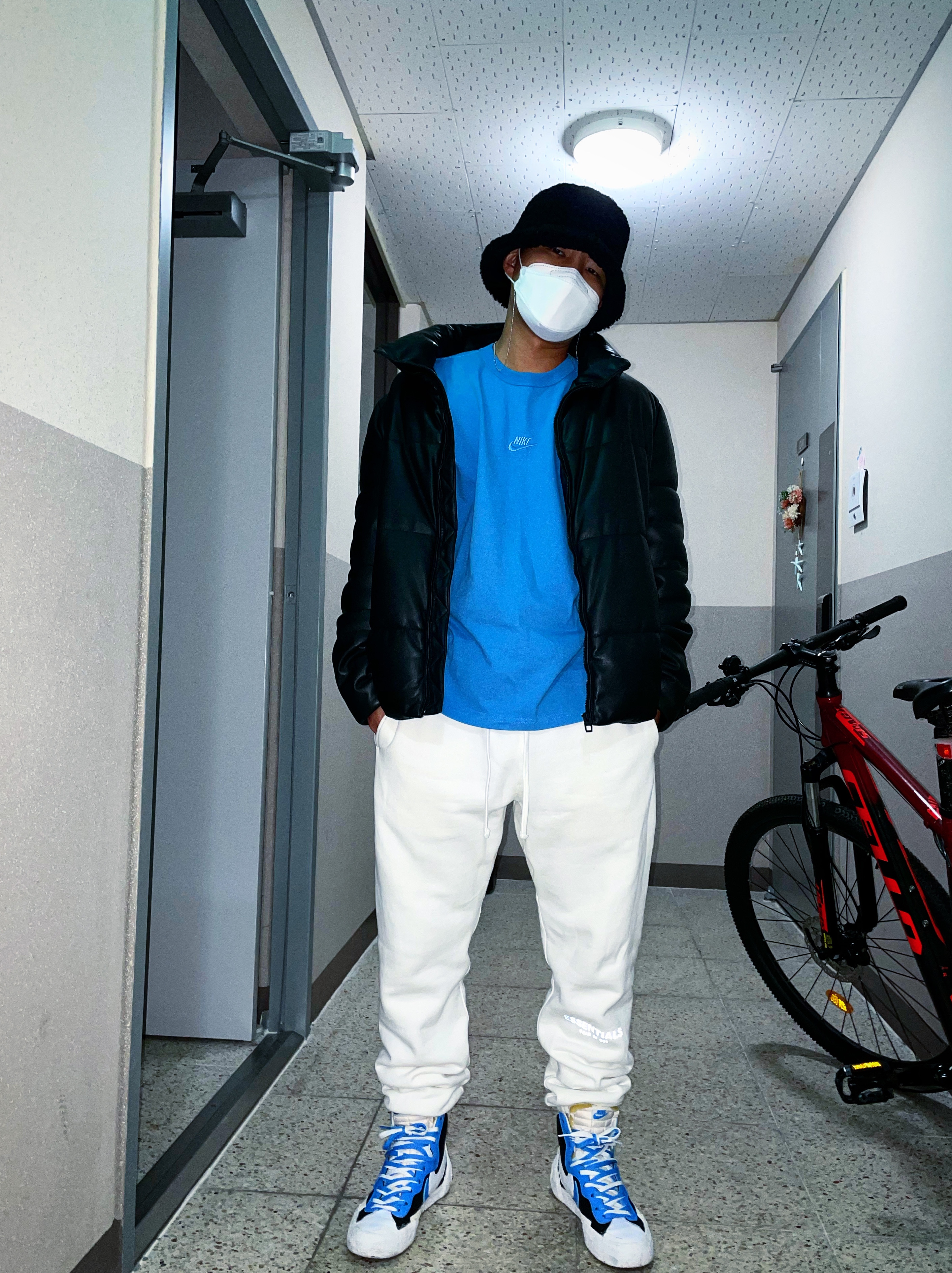 Nike x Sacai Blazer Mid White Black Legend Blue 착용 스타일