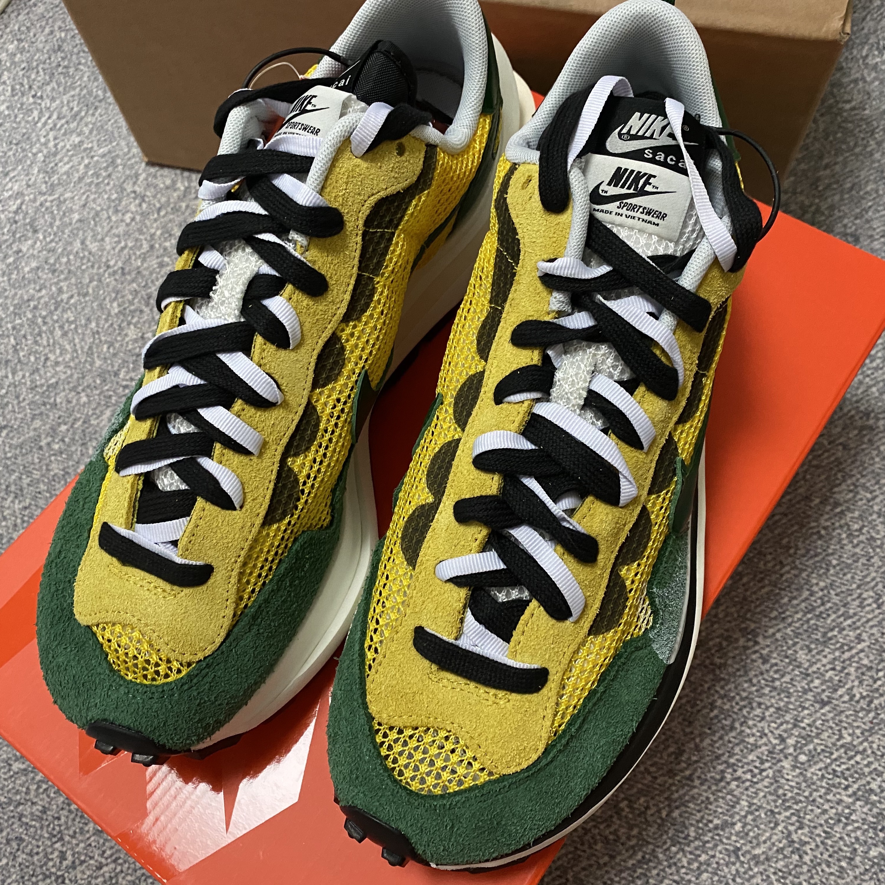 Nike x Sacai VaporWaffle Tour Yellow & Gorge Green Sail 착용 스타일