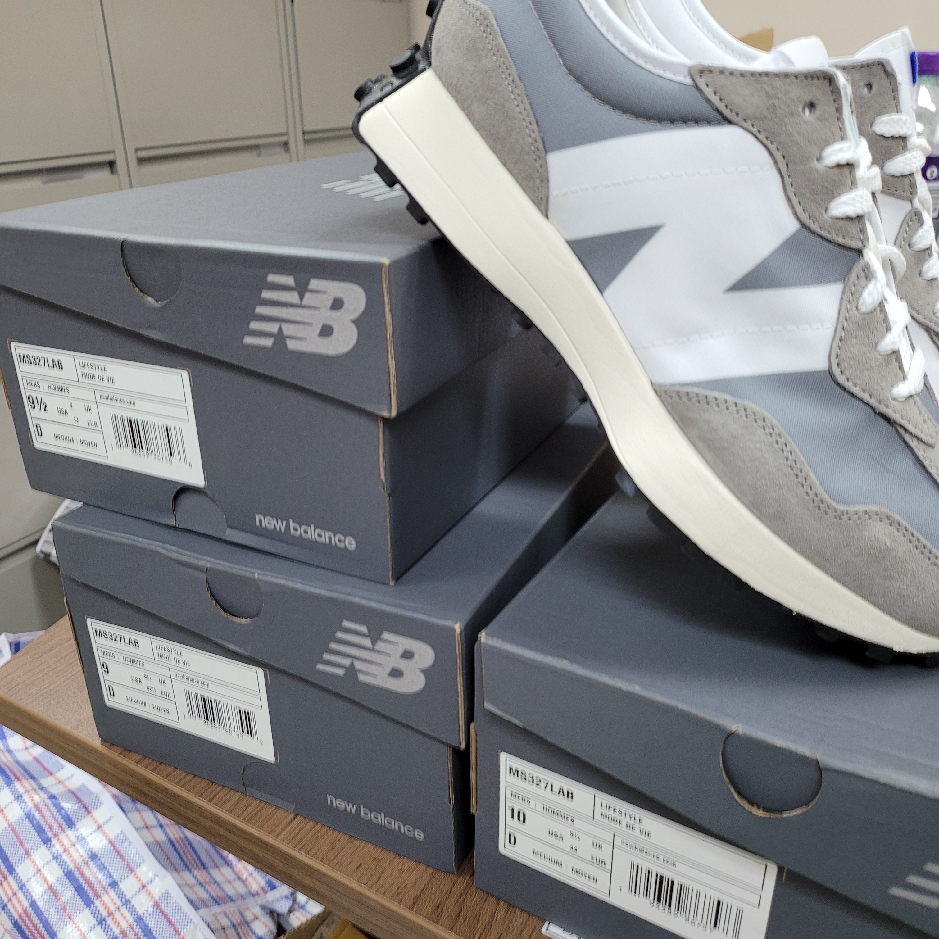New Balance 327 Grey 착용 스타일