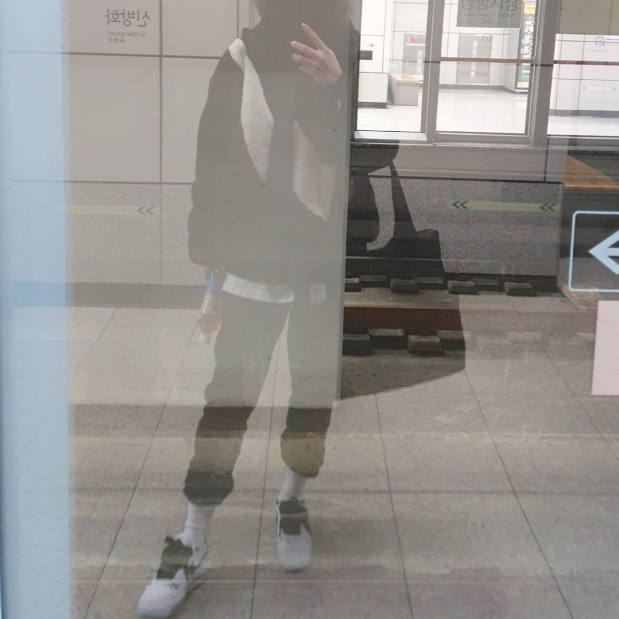 Essentials 3D Silicon Applique Pullover Hoodie Dark Slate/Black 2020, Essentials Sweatpants Dark Slate/Black 2020 착용 스타일