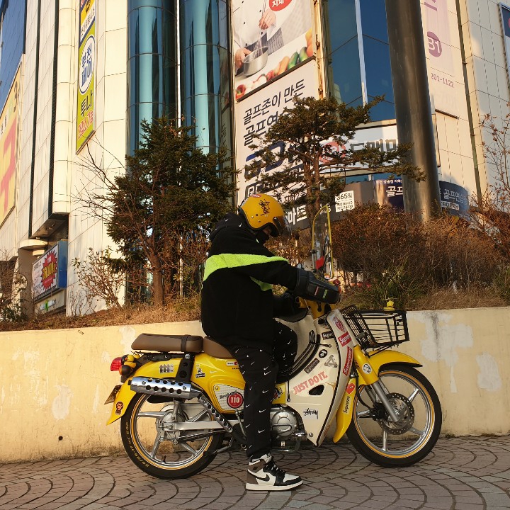 Nike Big Swoosh Full Zip Jacket Black Volt, (GS) Jordan 1 Retro High OG Black Mocha 착용 스타일