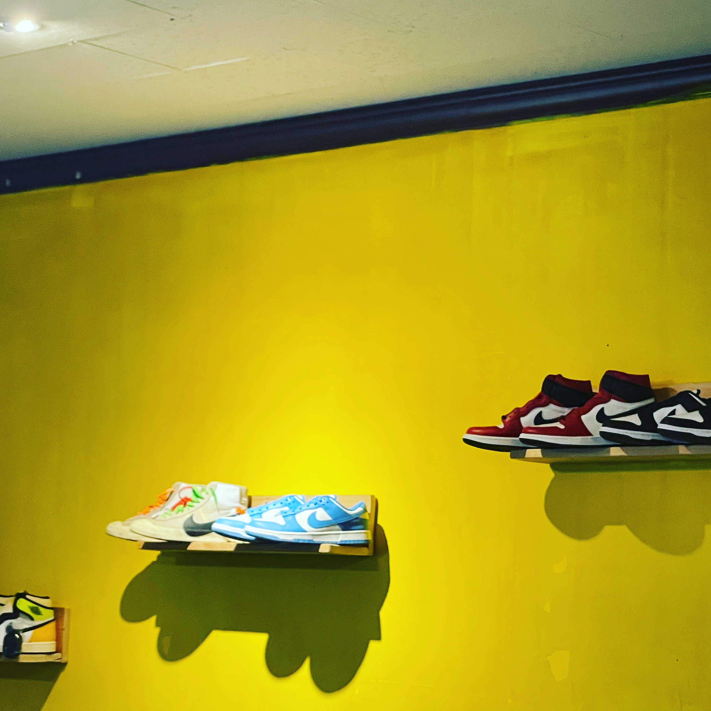Jordan 1 Retro High OG Volt Gold, Nike x Off-White Blazer Mid White OG The Ten 착용 스타일