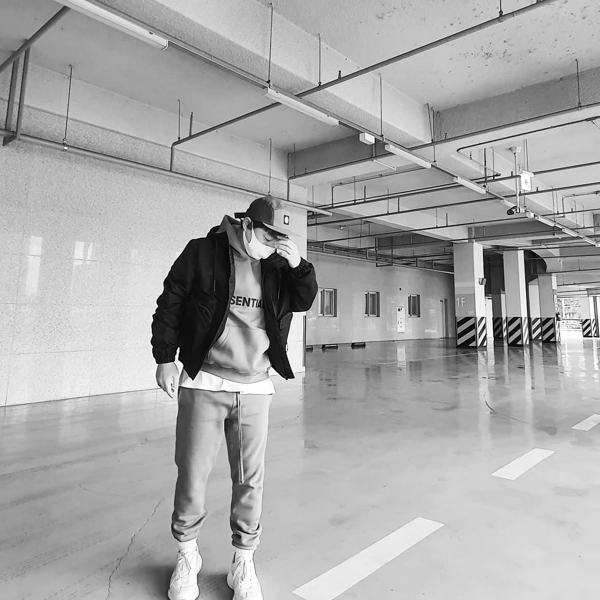 Essentials 3D Silicon Applique Pullover Hoodie Taupe - 20FW, Essentials Sweatpants Taupe - 20FW 착용 스타일 - 3