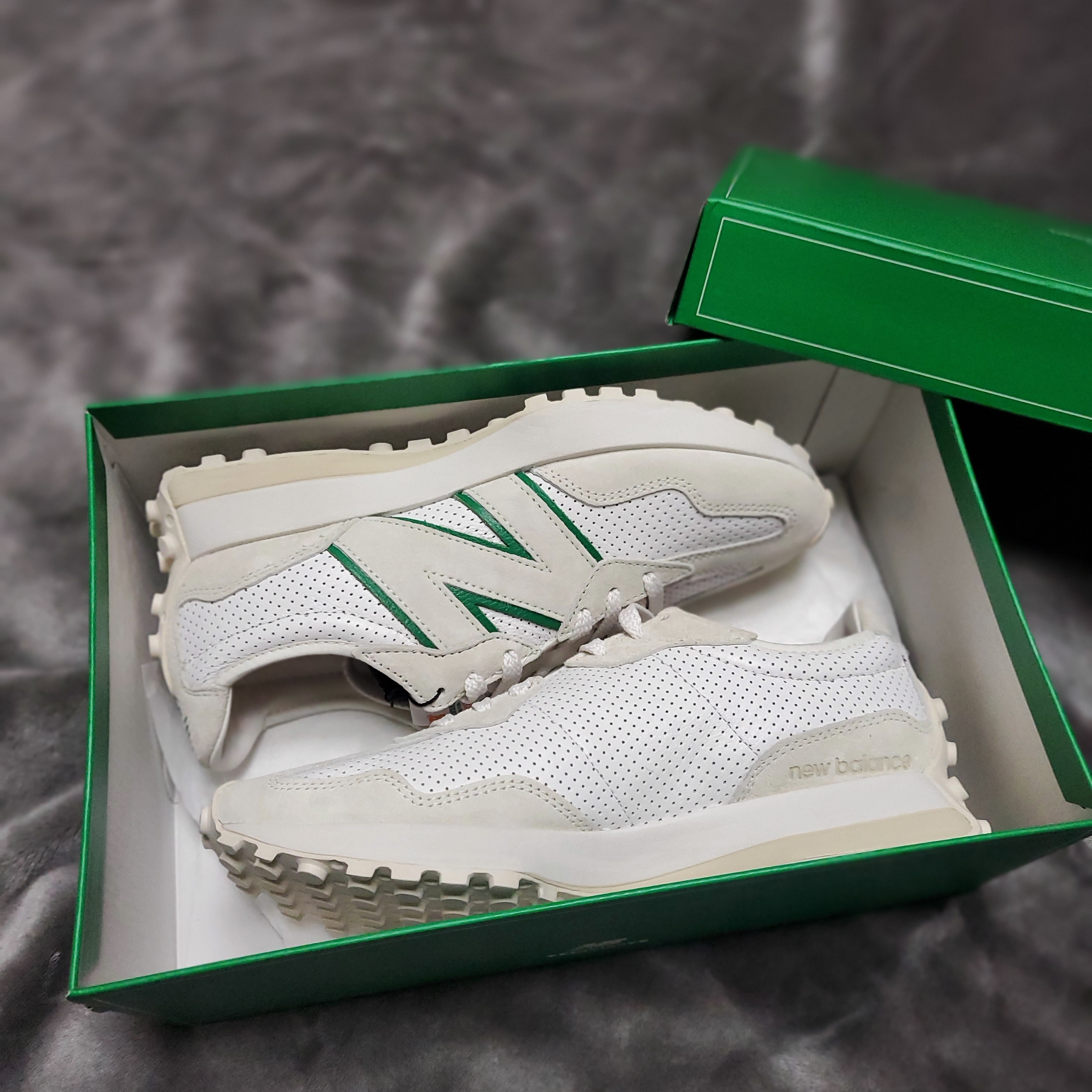 New Balance x Casablanca 327 Idealist Off White Green 착용 스타일 - 1