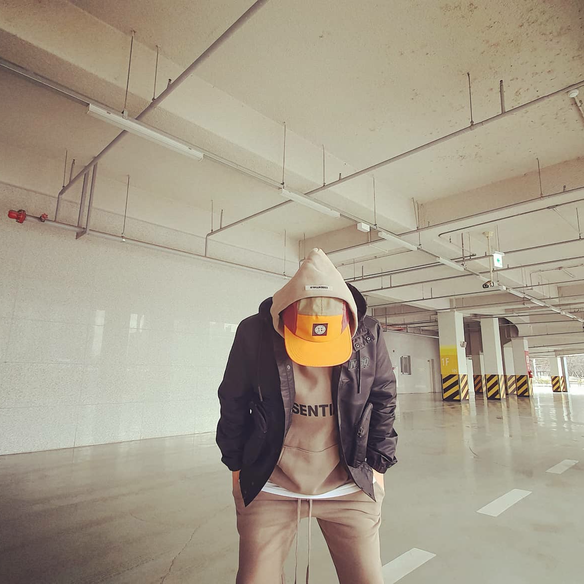 Essentials 3D Silicon Applique Pullover Hoodie Taupe - 20FW, Essentials Sweatpants Taupe - 20FW 착용 스타일 - 1