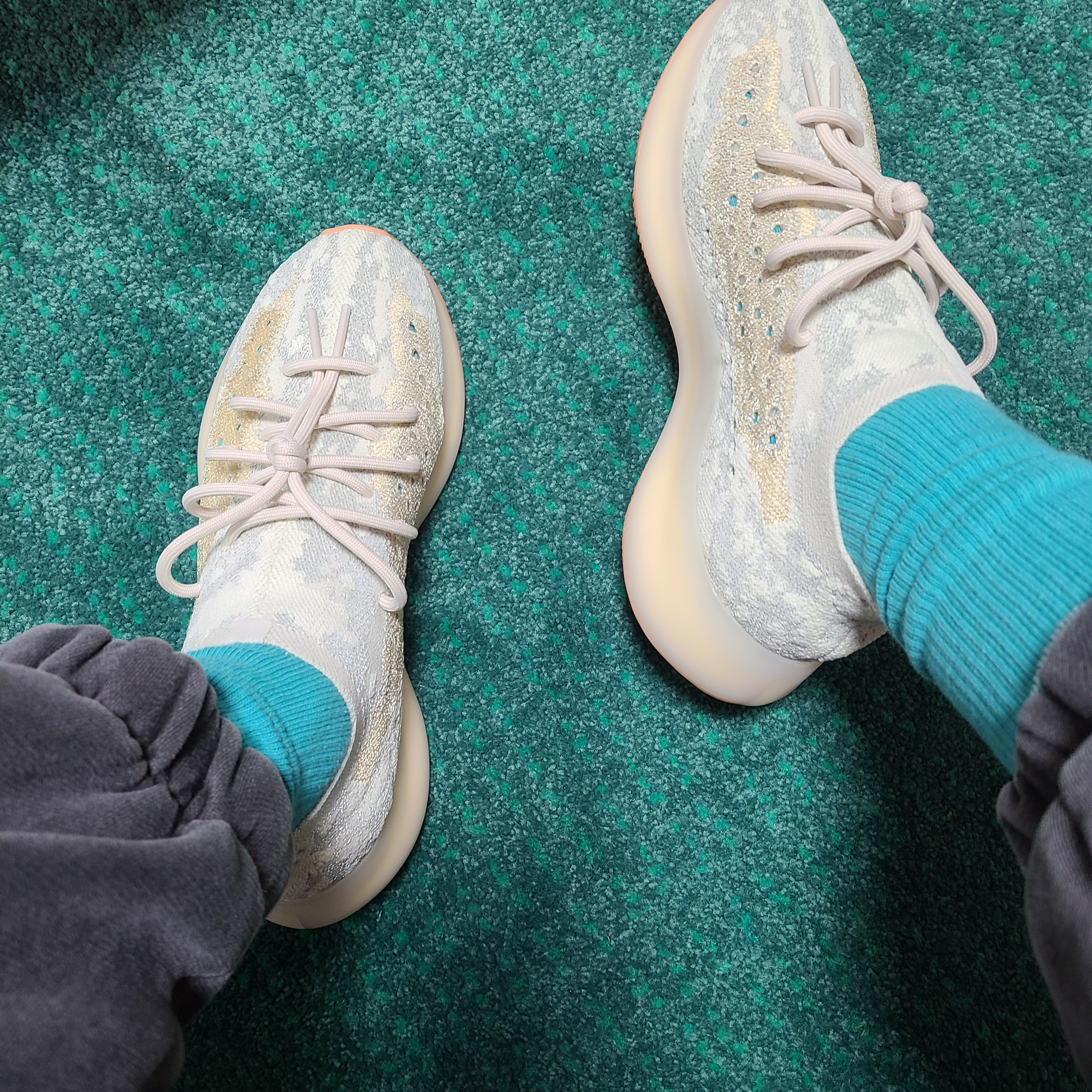 Adidas Yeezy Boost 380 Yecoraite - Reflective 착용 스타일