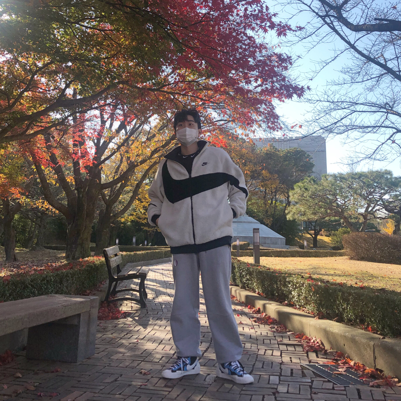 Nike Big Swoosh Full Zip Jacket White Navy, Nike x Sacai Blazer Mid White Black Legend Blue 착용 스타일