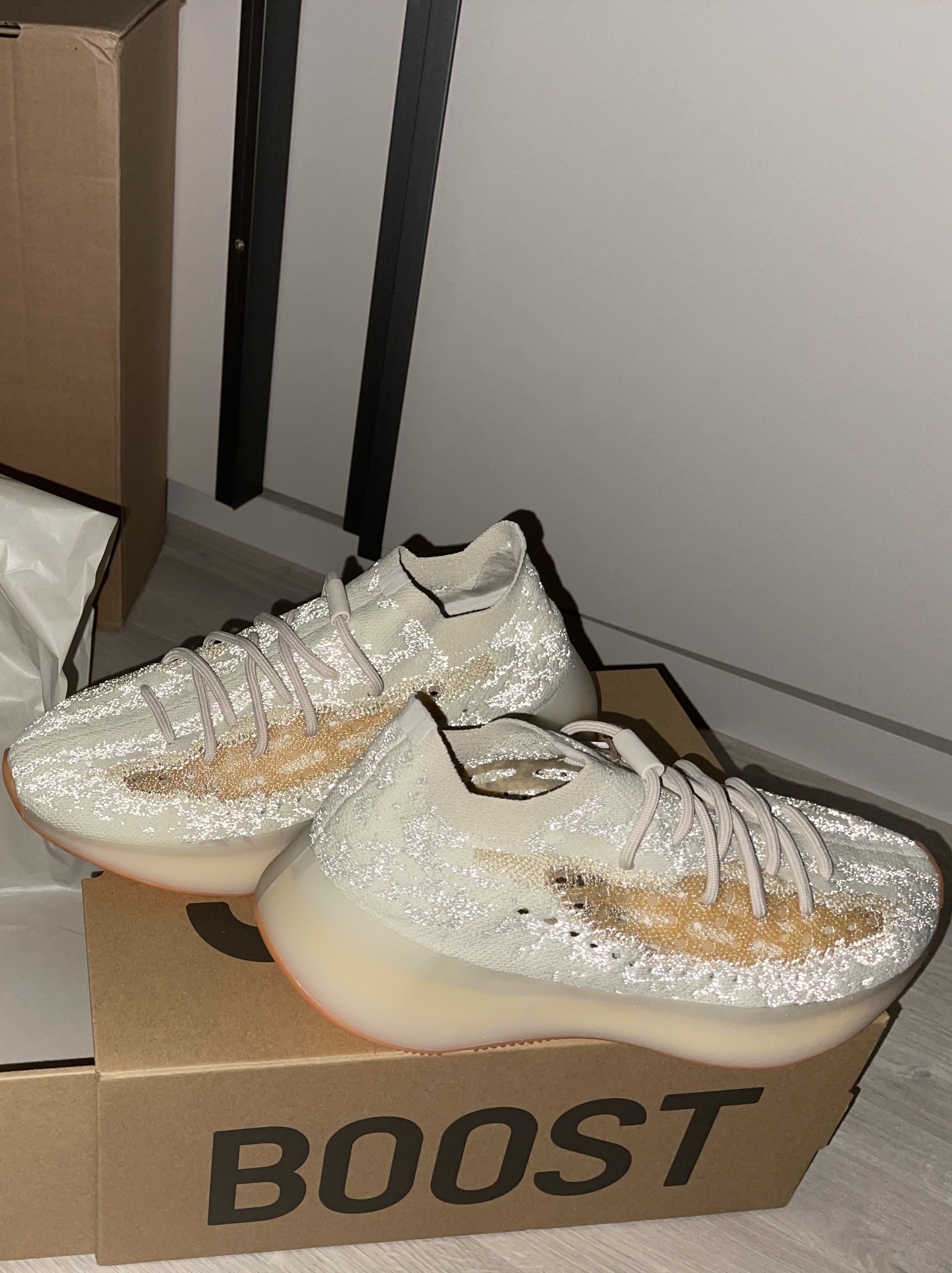 Adidas Yeezy Boost 380 Yecoraite - Reflective 착용 스타일 - 2