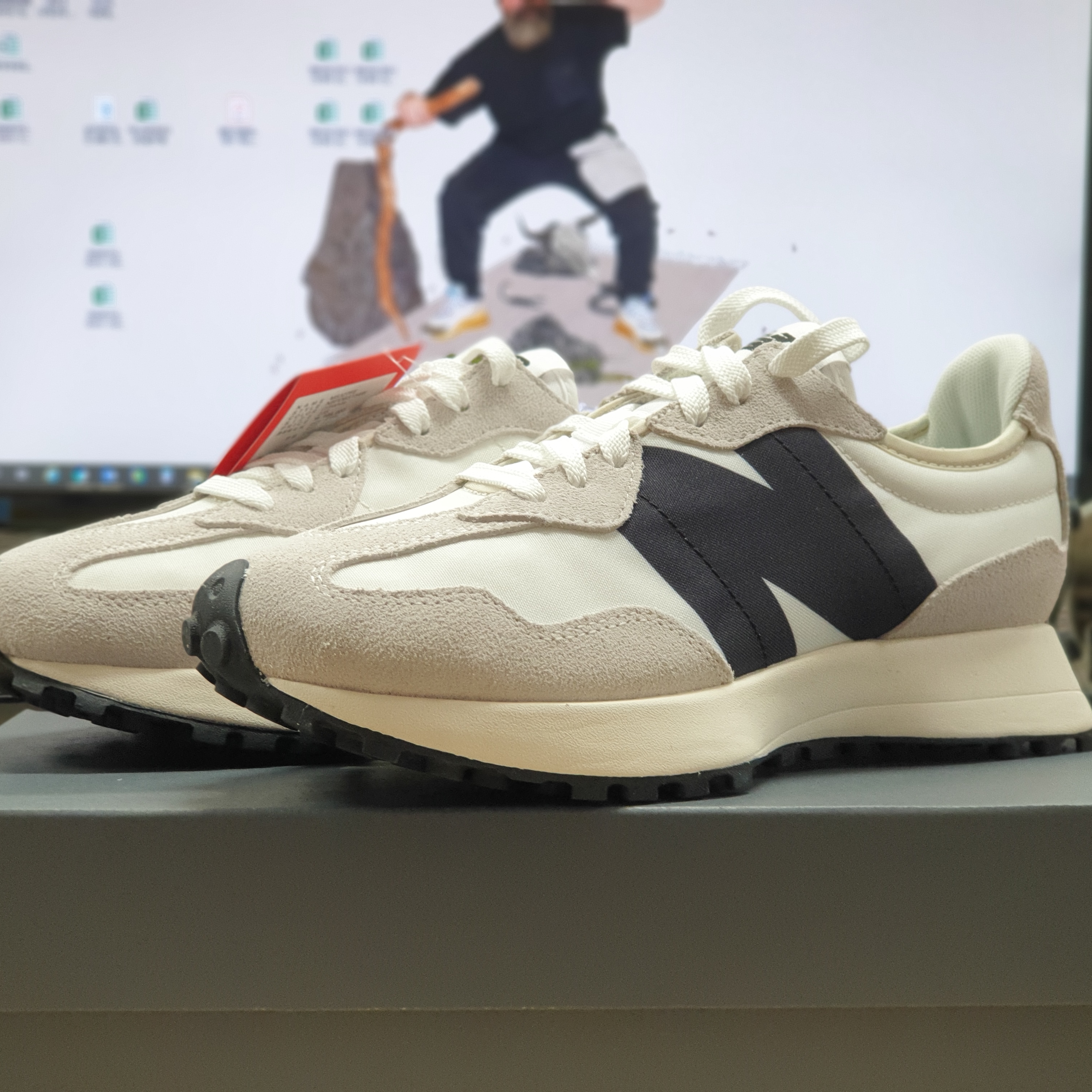 New Balance 327 White Black 착용 스타일