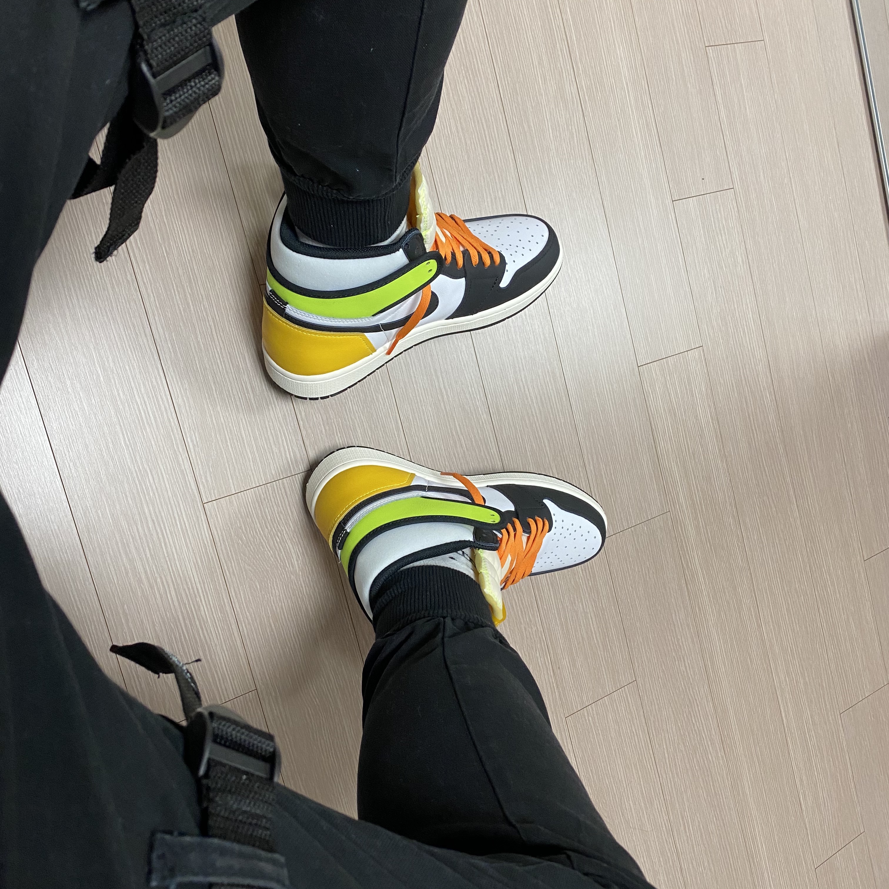Jordan 1 Retro High OG Volt Gold 착용 스타일 - 2