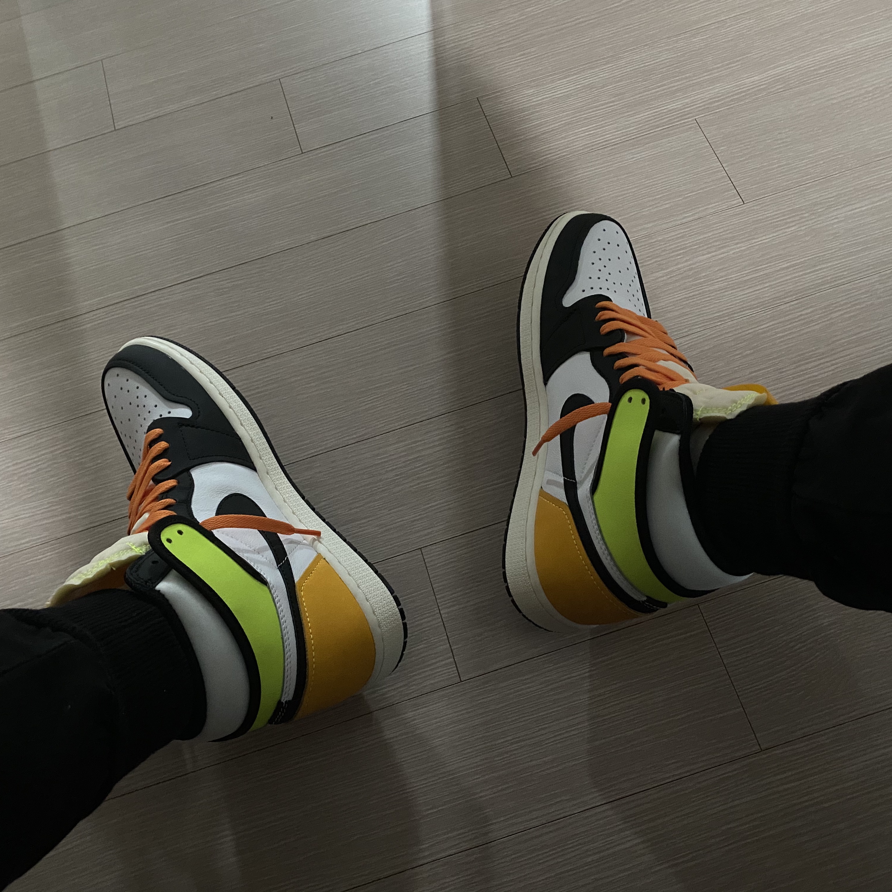 Jordan 1 Retro High OG Volt Gold 착용 스타일 - 5